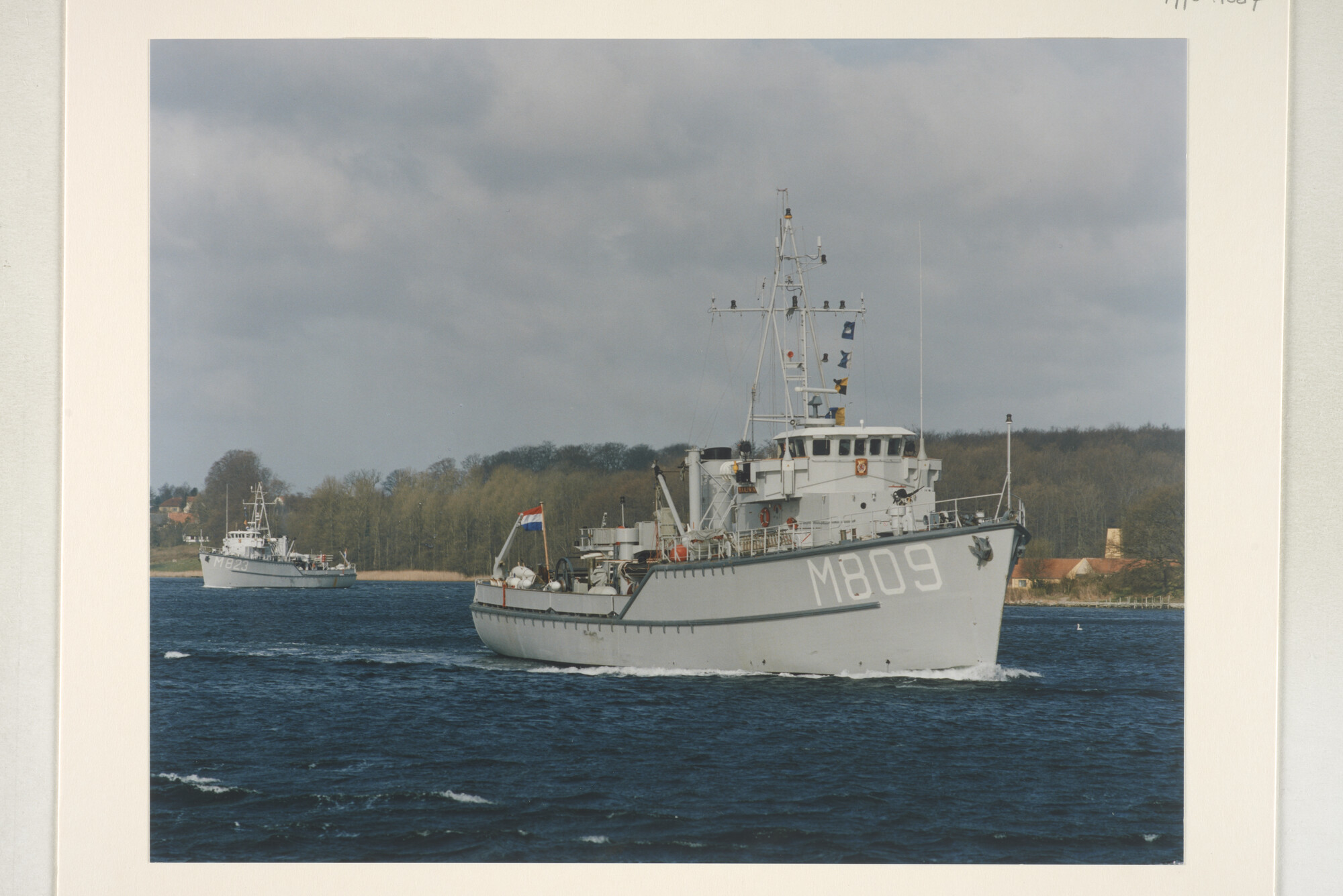 1996.1387; Kleurenfoto van de kustmijnenvegers Hr.Ms. Naarden (M 823) en Naaldwijk [...]; foto