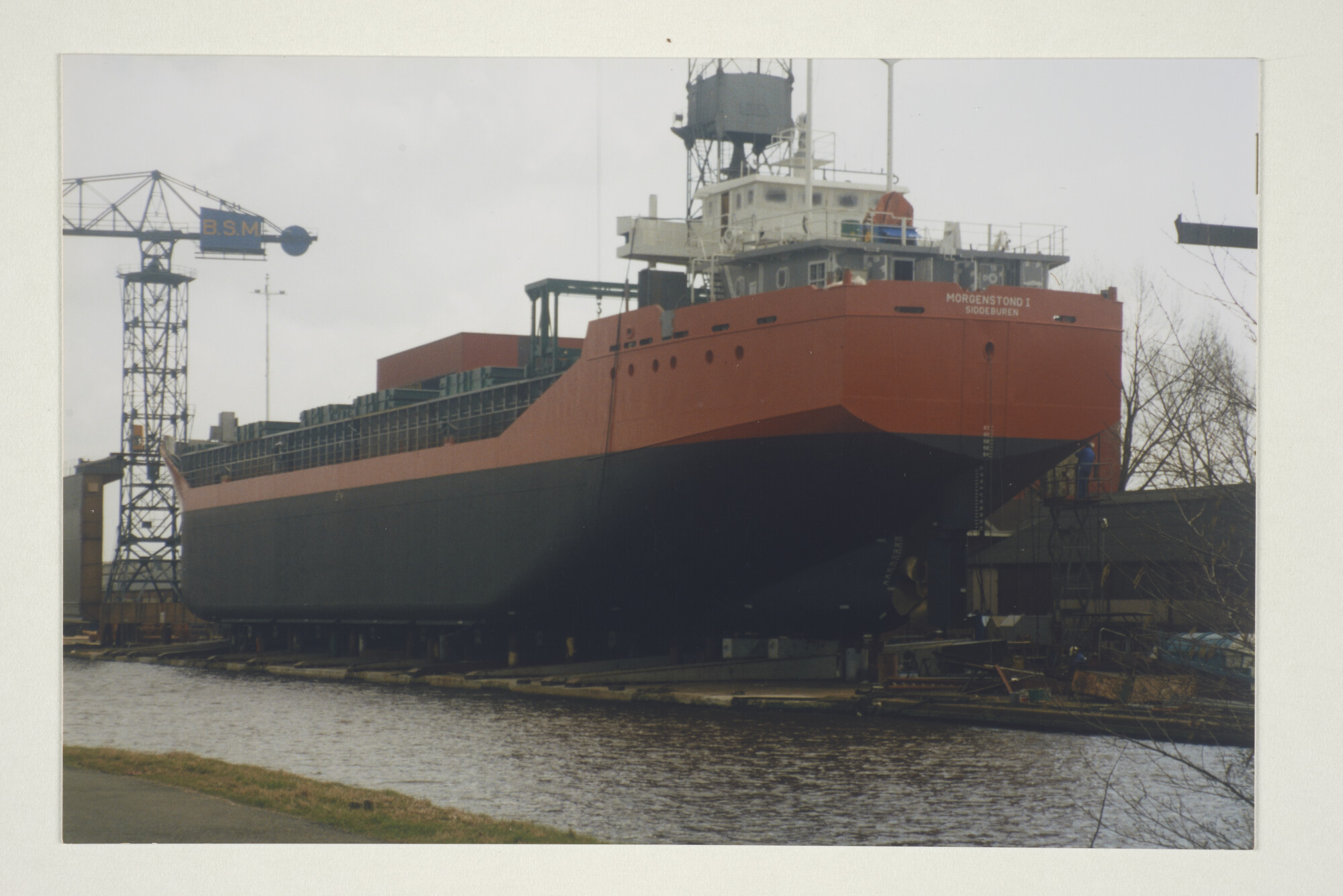 1998.1560; Kleurenfoto van de coaster ms. 'Morgenstond I' van rederij C.T. Drent & Zn (Wijnne & Barends BV.) op de dwarshelling van Scheepswerf Ferus Smit te Hoogezand ; foto