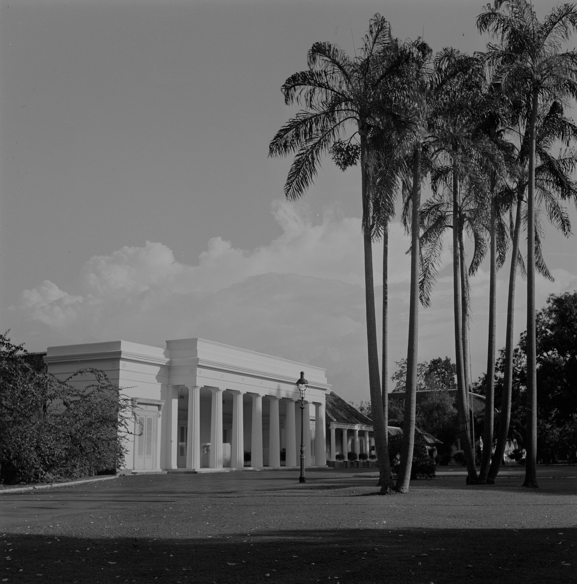 2015.3113; Negatief van het Volksraadgebouw in Djakarta; negatief