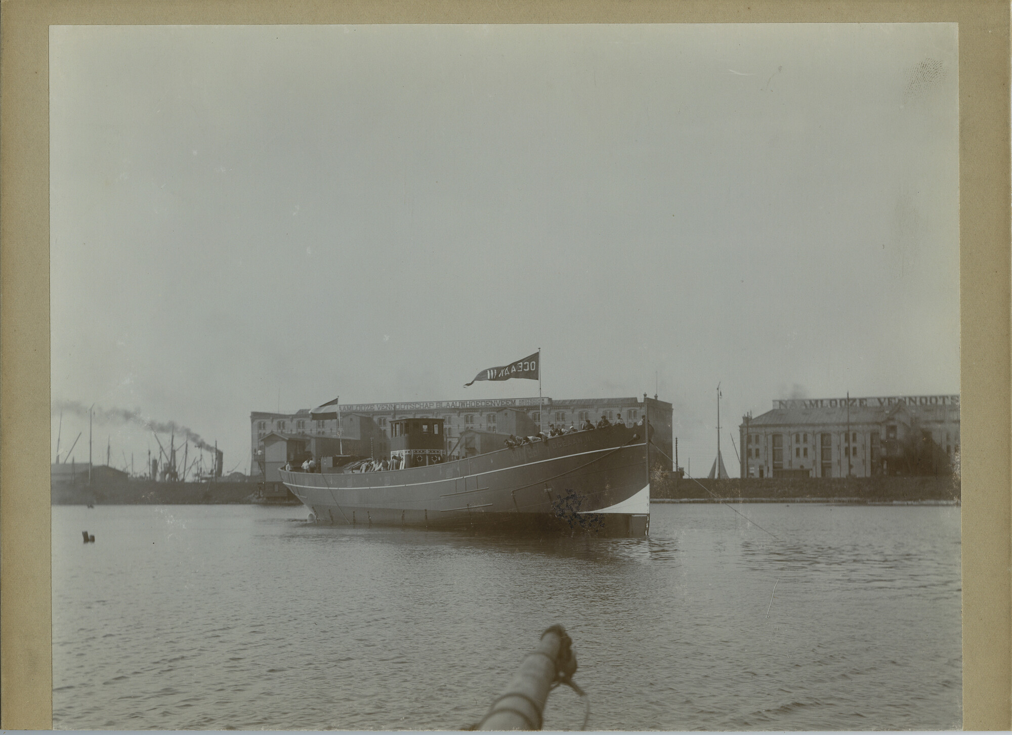 S.5444(00125)02; Foto van de tewaterlating van de stoomtrawler 'Oceaan III' ('IJM 93'); foto