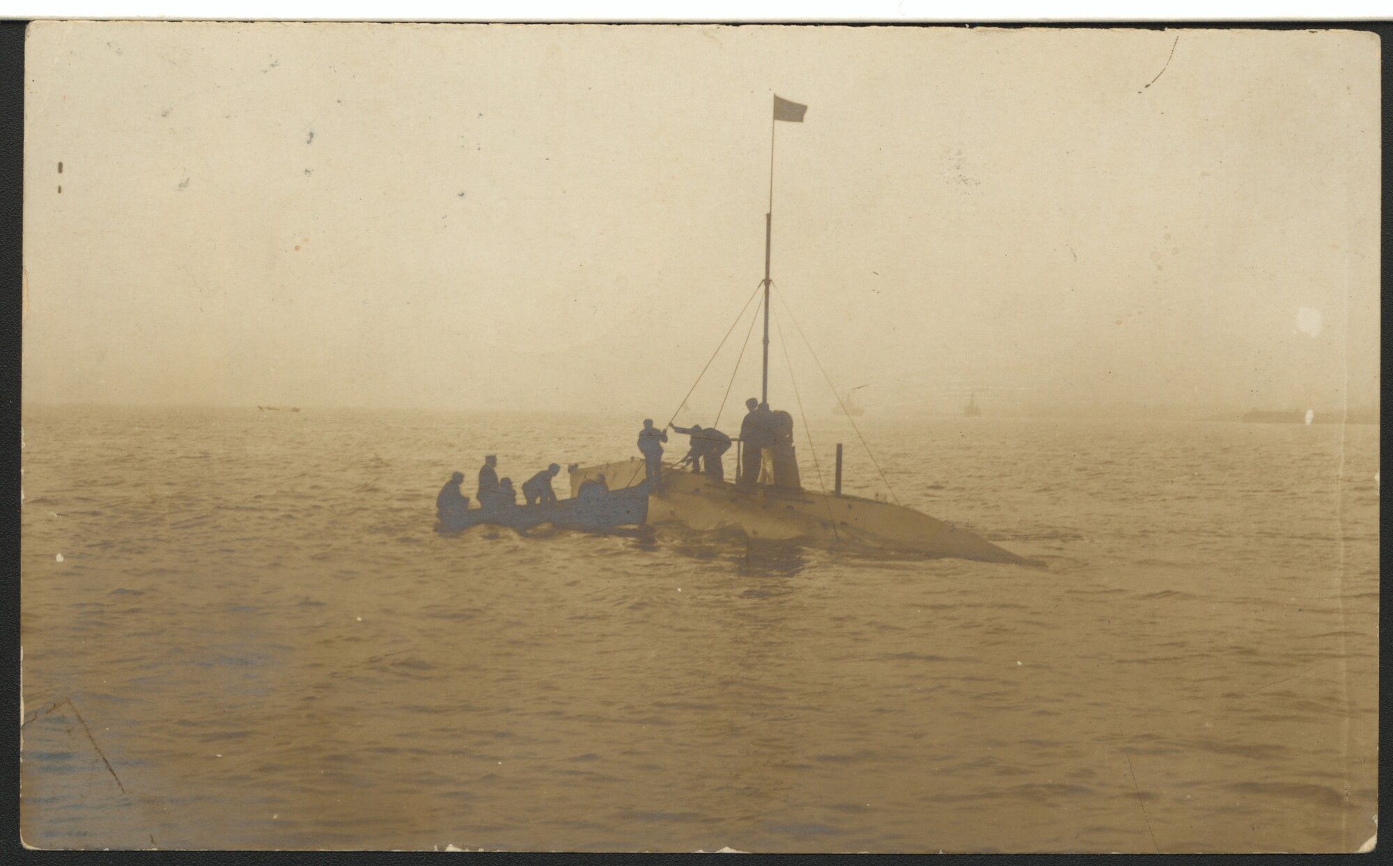 1993.7257; De onderzeeboot Hr.Ms. 'Luctor et Emergo' tijdens de proefvaart; prentbriefkaart