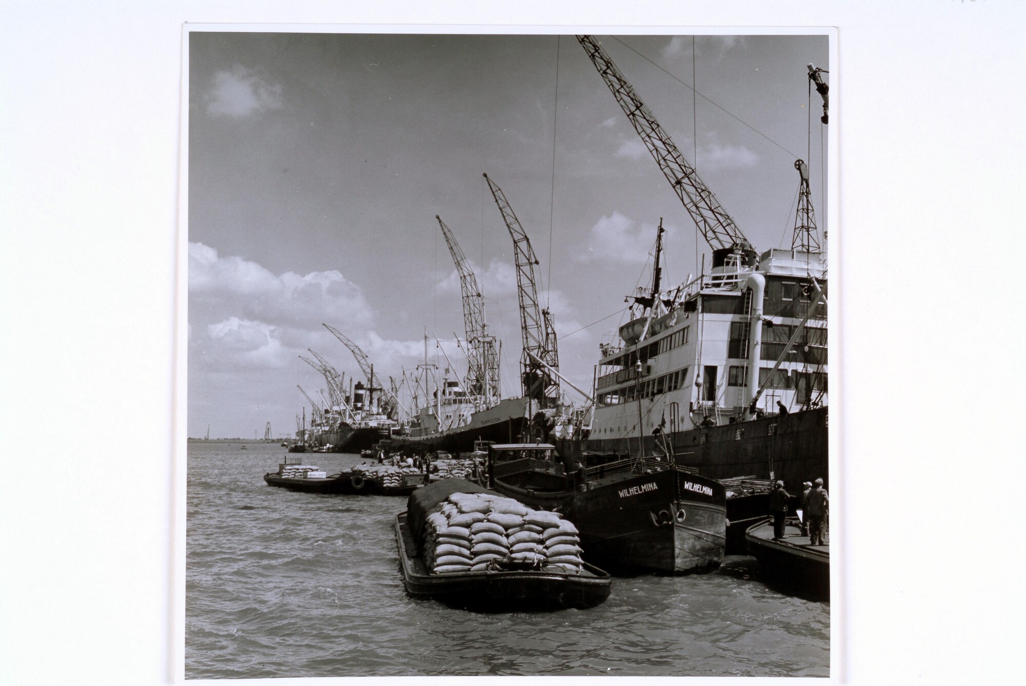 1998.0121; Gezicht op de Surinamekade in Amsterdam, 1956; foto