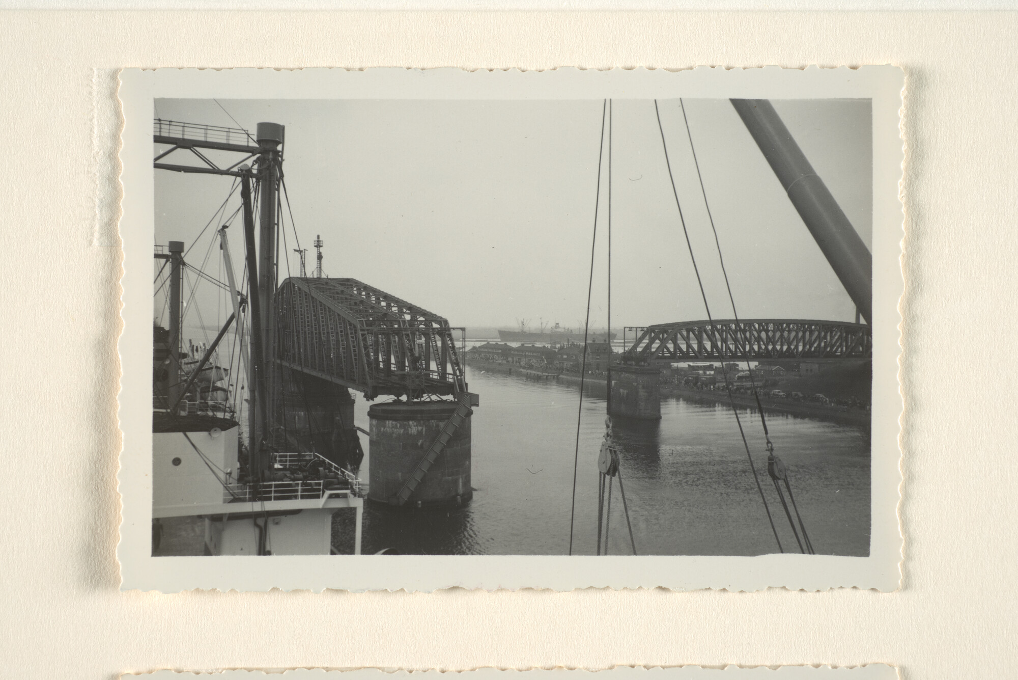 1996.0577; Fotoimpressies van het vertrek uit Amsterdam en leven aan boord van het walvismoederschip ms. Willem Barendsz (I); fotoreportage