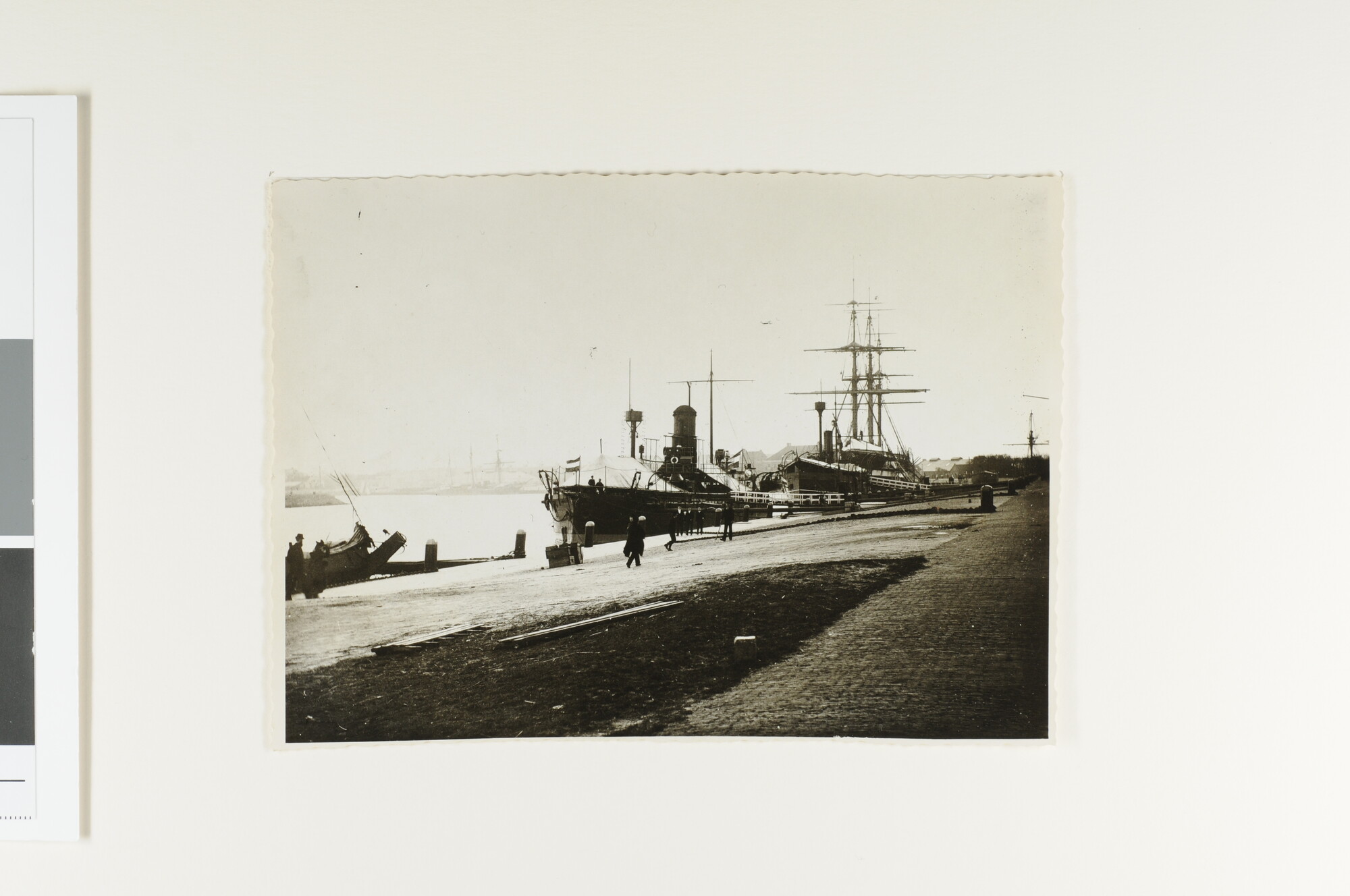 S.4380(04)363; Het pantserschip Hr.Ms. 'Guinea' (aanvankelijk ramschip Hr.Ms. 'Matador'), afgemeerd aan het Nieuwe Diep (Den Helder) tijdens de winter; foto