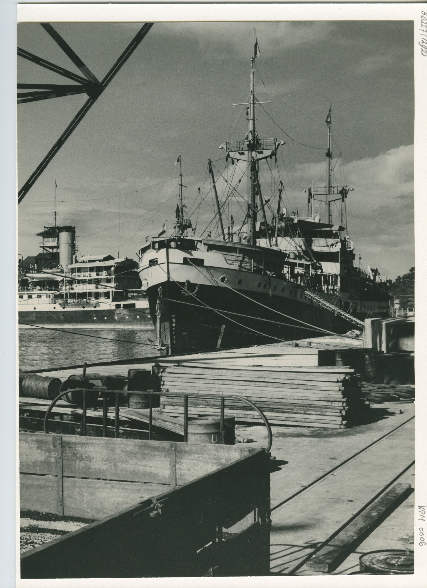 B.0227(1292); Foto van ms. Banggaai aan de kade van Telok Bajur (Padang); foto