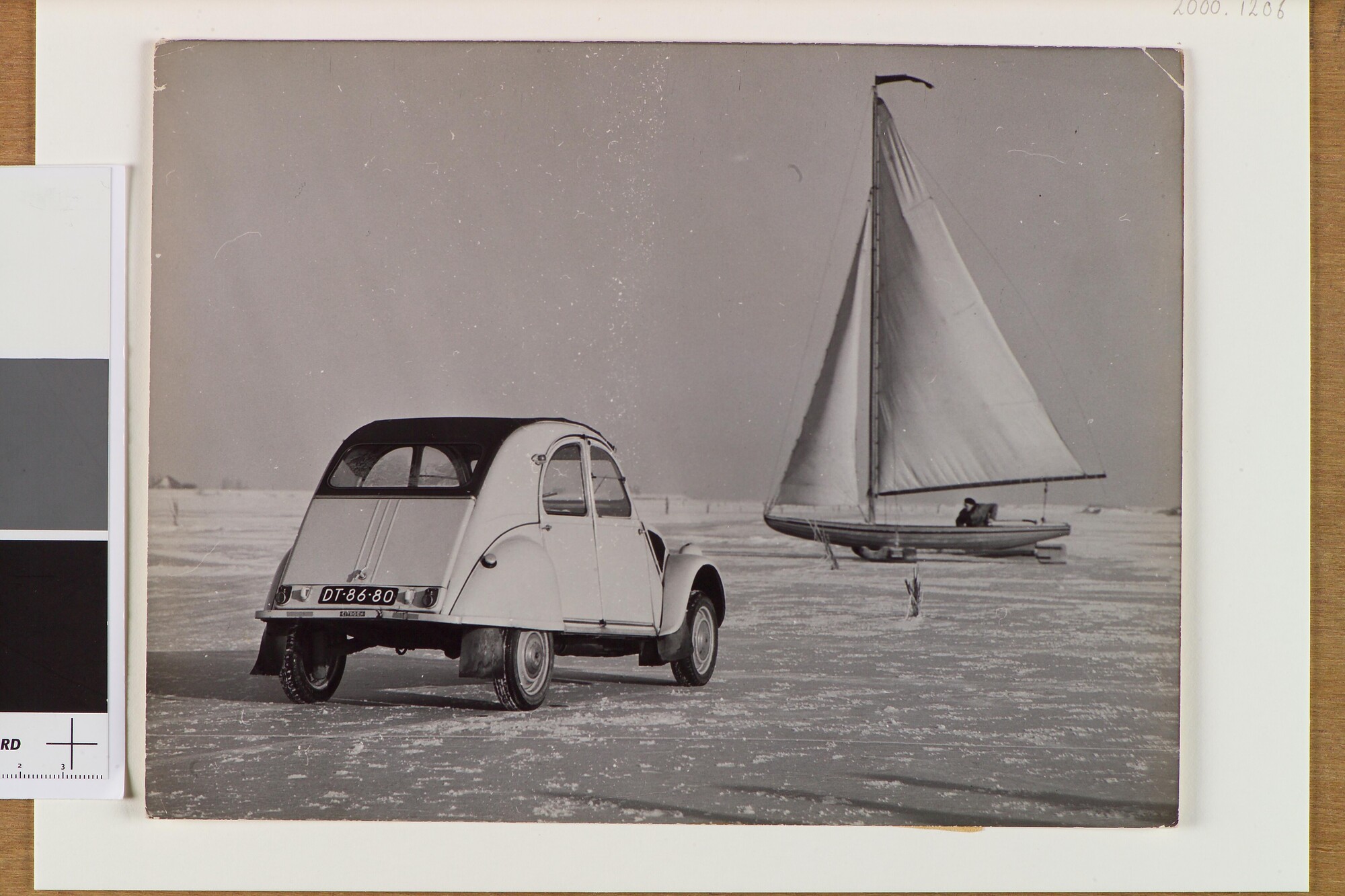 2000.1206; Foto 'Ontmoeting op de Gouwzee' Ontmoeting van een Citroën 2CV en een ijszeiler op de Gouwzee bij Monnickendam; foto
