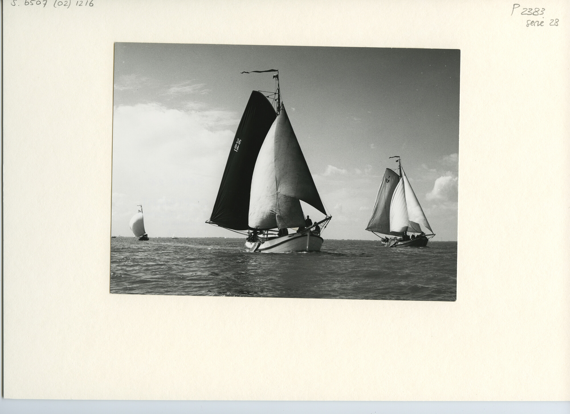 S.6507(02)1216.01; Zwart-wit foto van ronde en platbodemswedstrijden tijdens de Hollandweek II in 1962.; foto