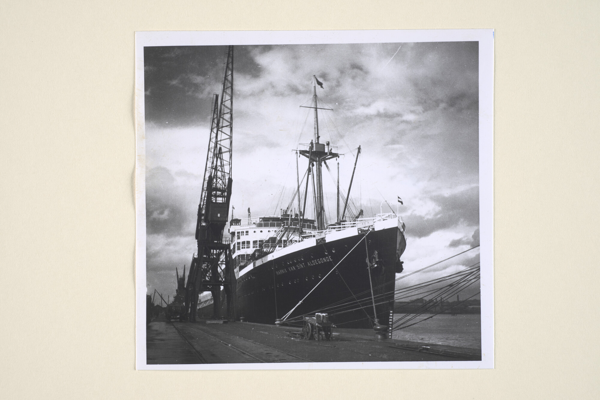 1995.1827; Het passagiersschip ms. 'Marnix van Sint Aldegonde' van de SMN afgemeerd in de kade in de haven van Amsterdam; foto