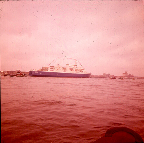 S.9100(2187); Dia van de eerste aankomst (maiden voyage) van de Zweedse veerboot 'Tor Anglia' van Rederi A/B Tor Line in Amsterdam [...]; diapositief