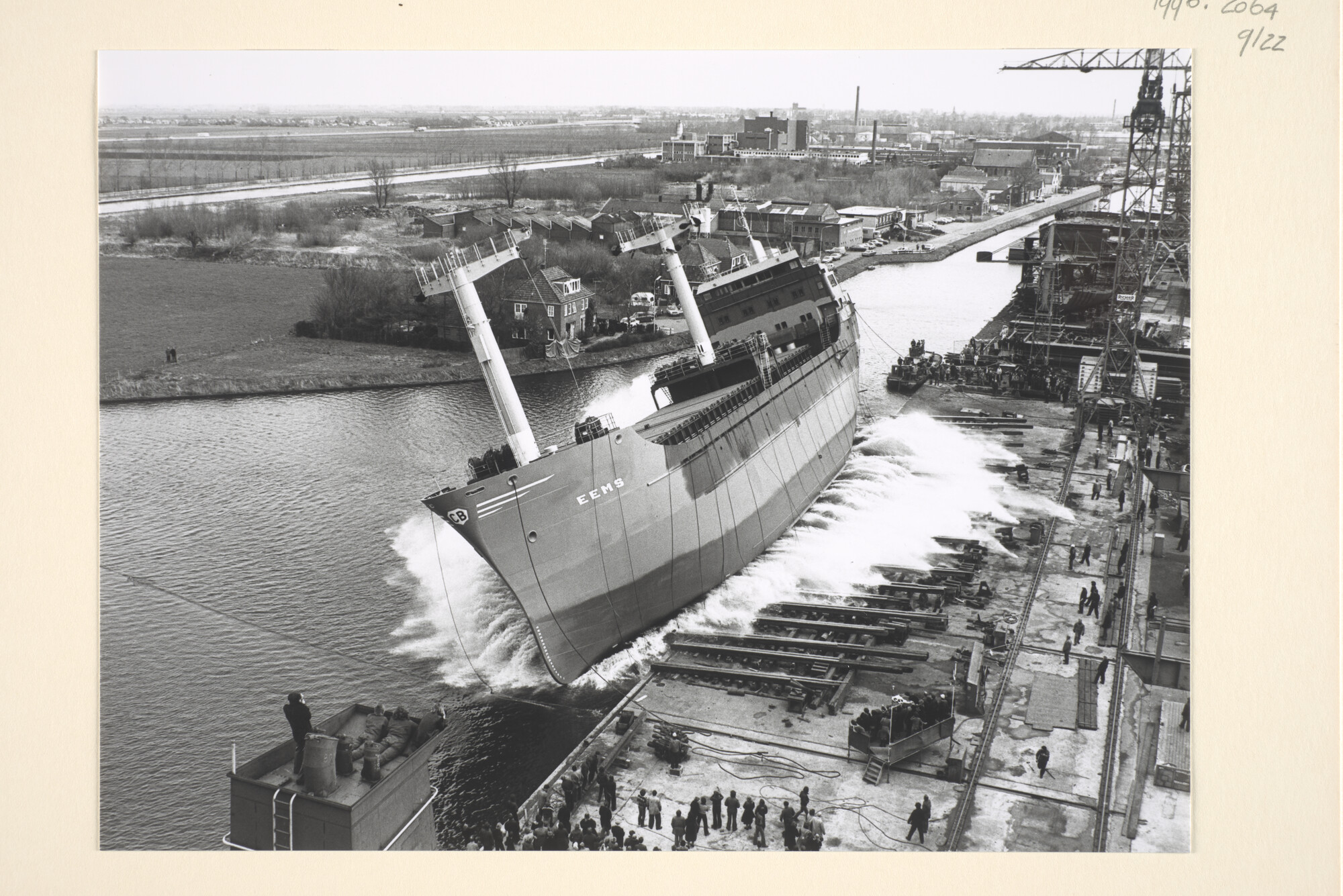 1996.2064; Foto's van de tewaterlating van de coaster ms. 'Eems' van C. Bos te Schiedam; fotoreportage