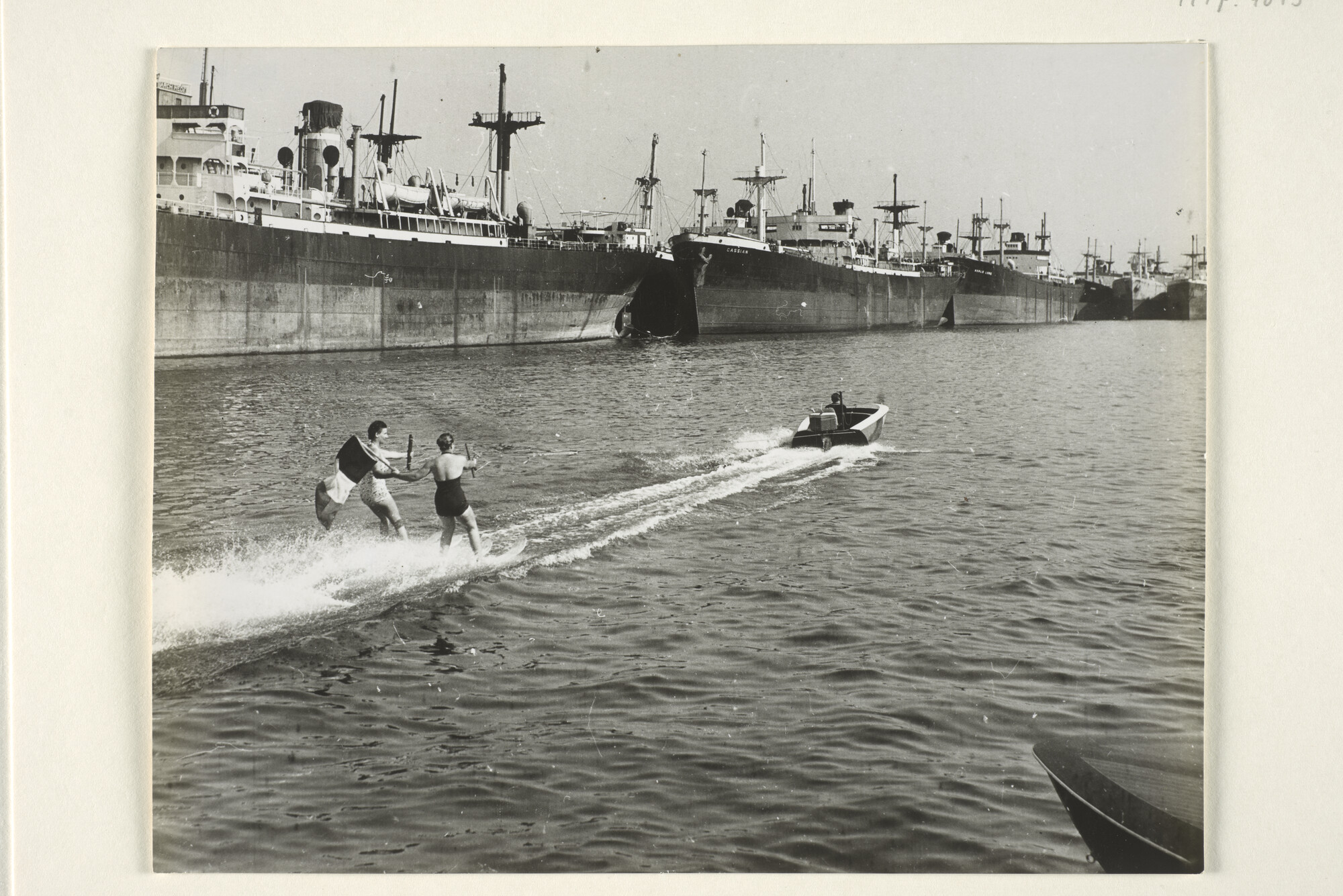 1997.4613; Demonstratie van waterskiën in het kanaal van Brugge (België); foto
