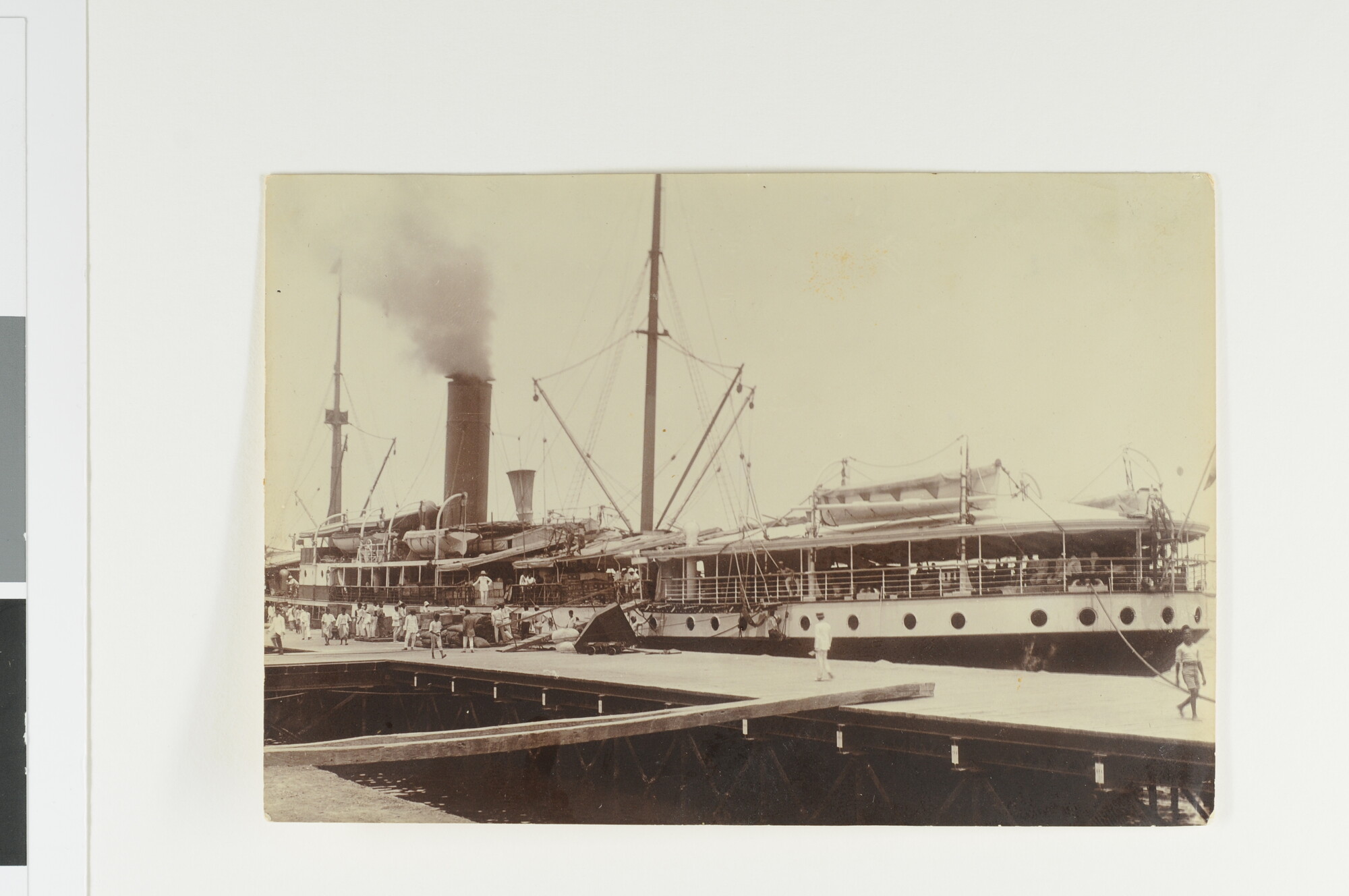 S.4426(010); Het ss. Camphuys van de KPM afgemeerd aan [...]; foto
