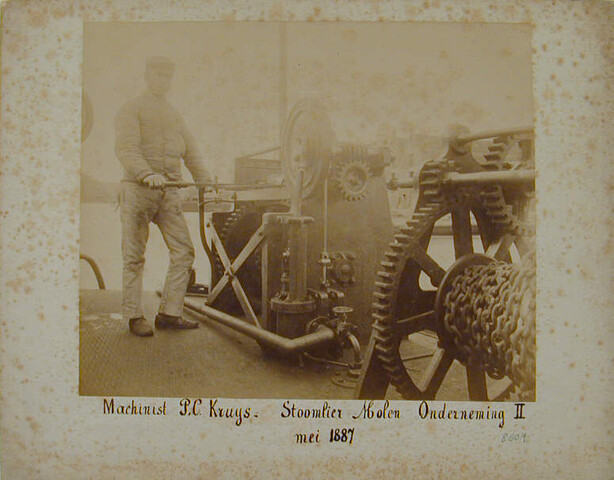 S.1156(06)310; Machinist P.C. Kruys staande bij de stoomlier voor de baggermolen Onderneming II; foto