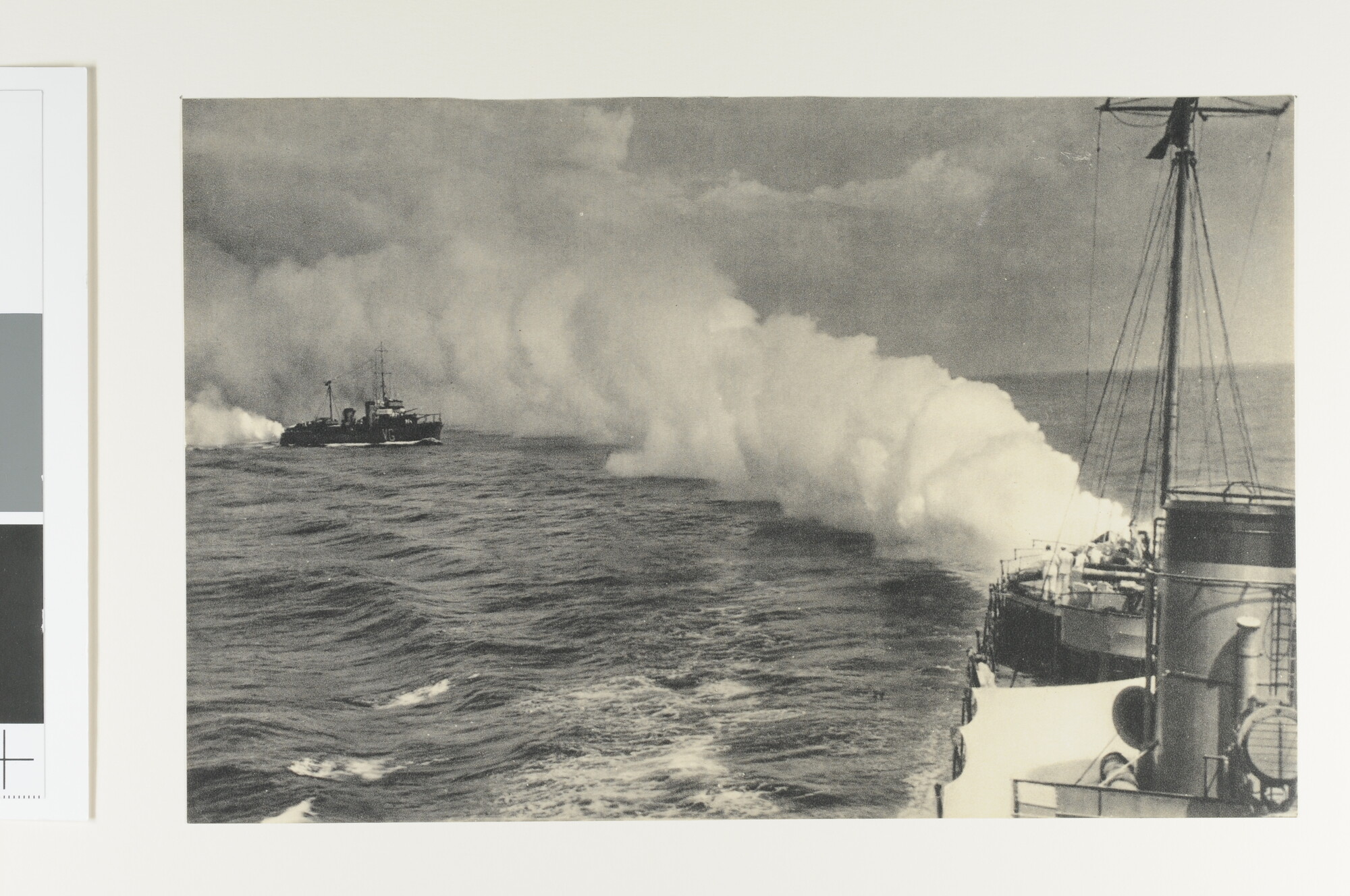 S.1878(02)01; Afbeelding van torpedobootjagers die een nevelscherm leggen tijdens een oefening; reproductiefoto