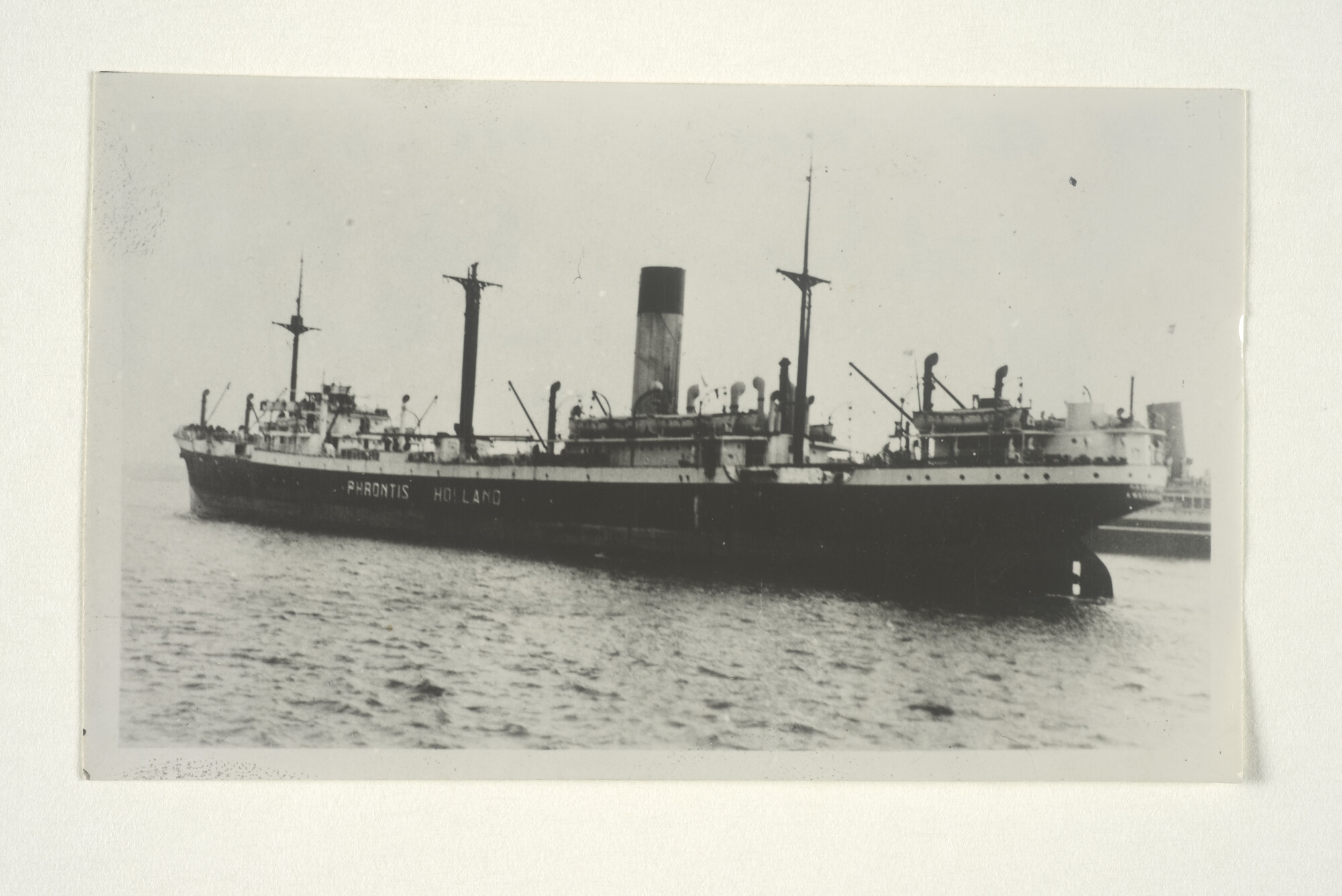 2000.3384; Het vrachtschip ss. 'Phrontis' van de Nederlandsche Stoomvaart Maatschappij "Oceaan"; foto