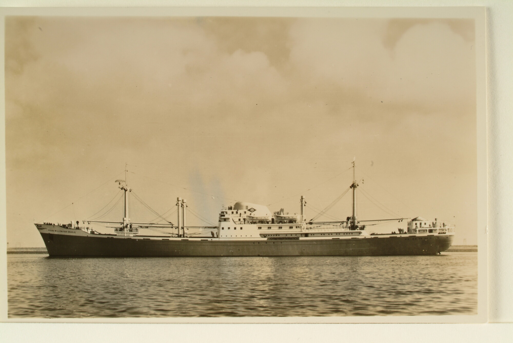 2004.5448; Het vrachtschip met passagiersaccommodatie ms. 'Prins Willem van Oranje' van de Oranje Lijn; foto