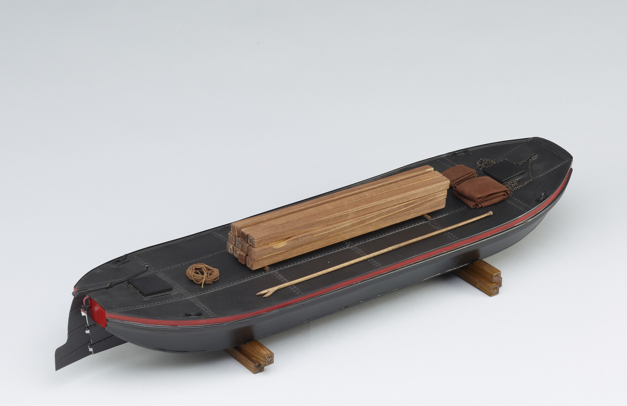 A.5325; Model van een ijzeren dekschuit; scheepsmodel
