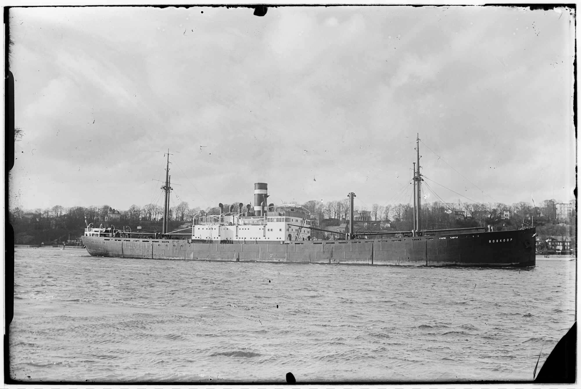 2018.1020; Glasnegatief van het vracht- en passagiersschip Boskoop (Nederlands, 1927); glasnegatief