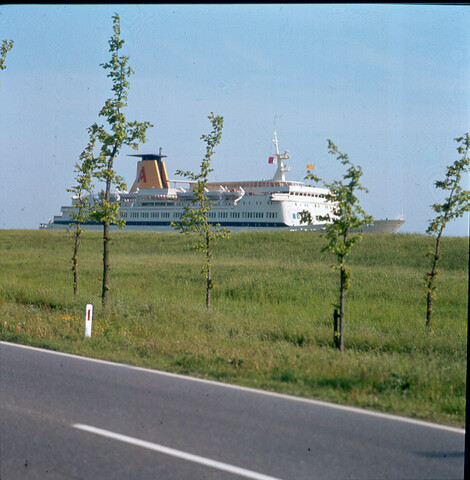 S.9100(6956); Dia van het Spaanse passagiersschip ms. 'Monte Toledo' van Naviera Aznar; diapositief