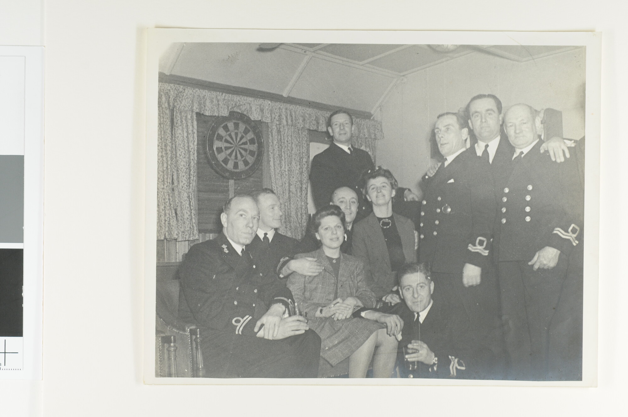S.6281(06); Cocktailparty aan boord van het Britse marineschip HMS 'Cutty Sark', Clyde, 1942 - 1943; foto