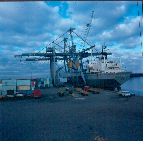 S.9100(8673); Massagoedoverslag bij de Overslag Bedrijf Amsterdam (OBA) aan de Westhaven te Amsterdam; diapositief