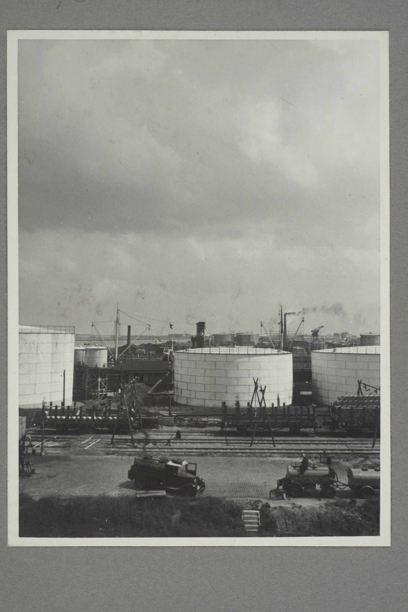 1998.2177; Omslag/ album met een grote hoeveelheid proeffoto's gemaakt door mw. A.M. Wolff-Koller in opdracht van de Gemeente Handelsinrichtingen in Amsterdam; omslag