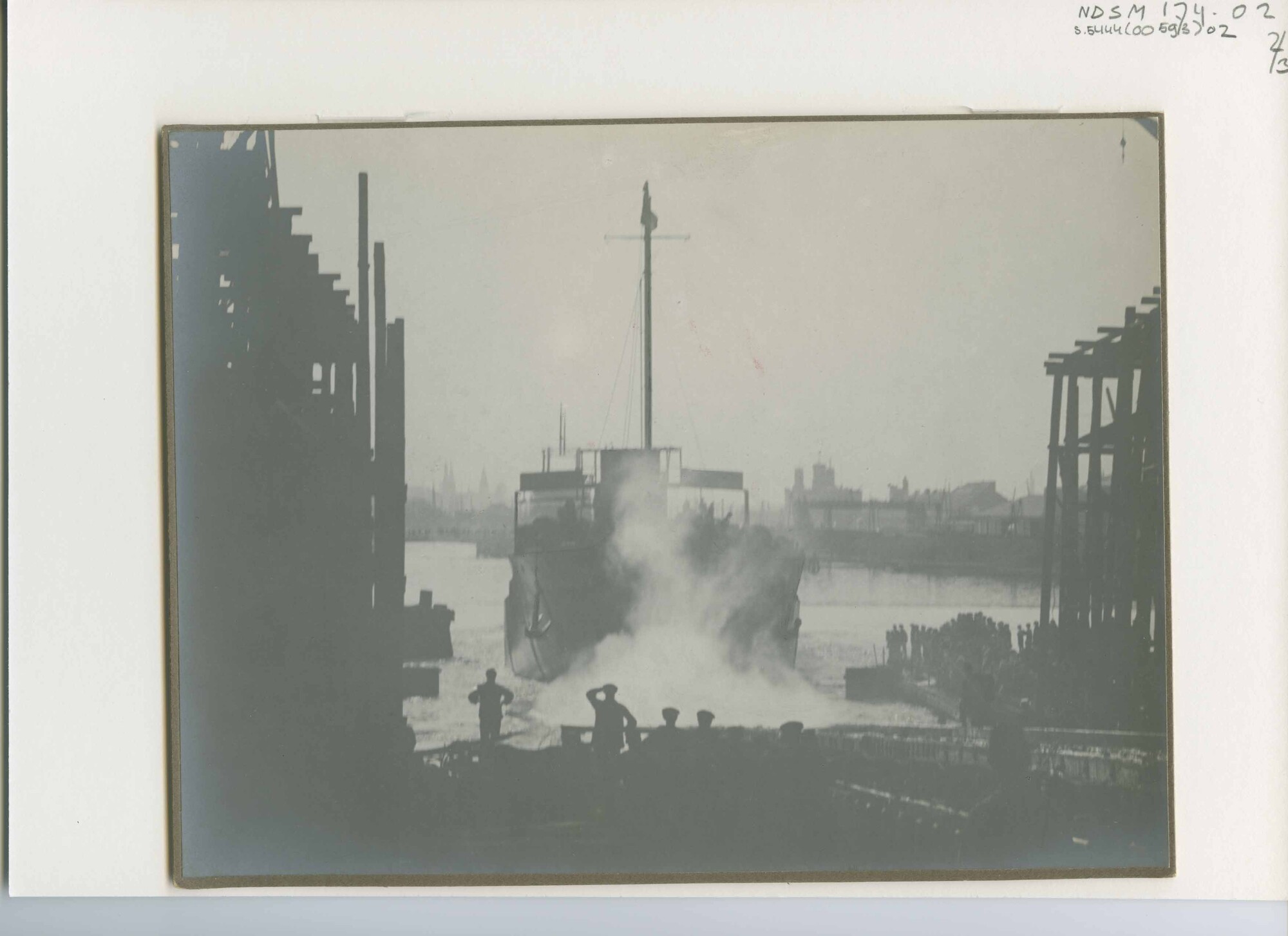 S.5444(0593)2; Foto van de tewaterlating van tanker ss. Juanita van de Curaçaosche Scheepvaart Maatschappij; foto