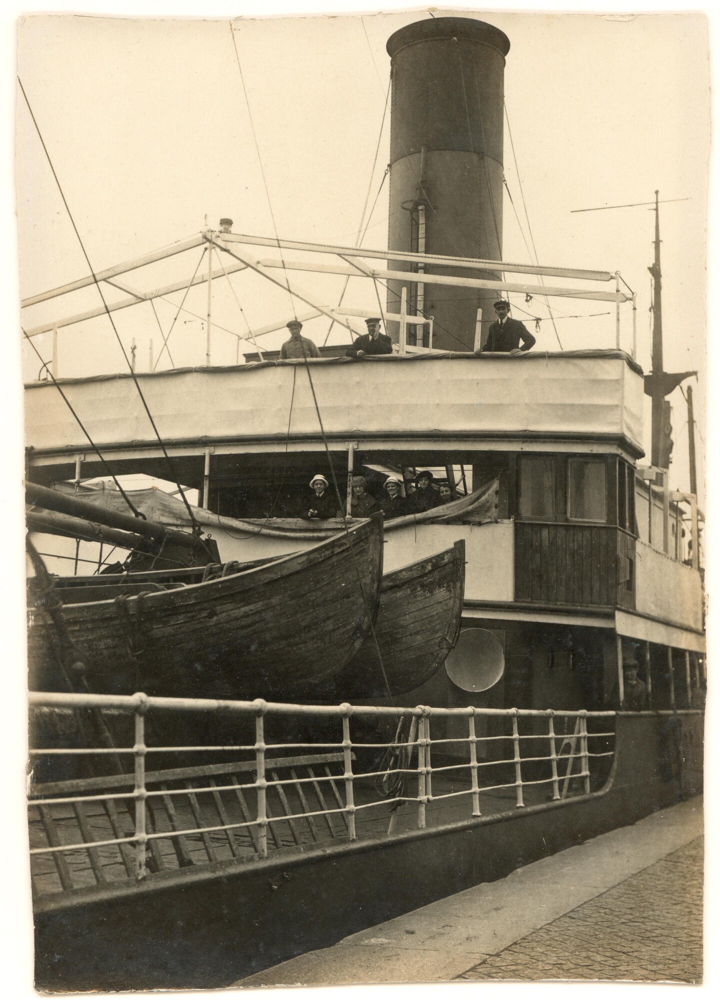 S.7022(11)3; Portretfoto van P.J.H.H. Kalishoek (1868-1943) op de brug van het ss. 'Lingestroom' van de HSM; foto