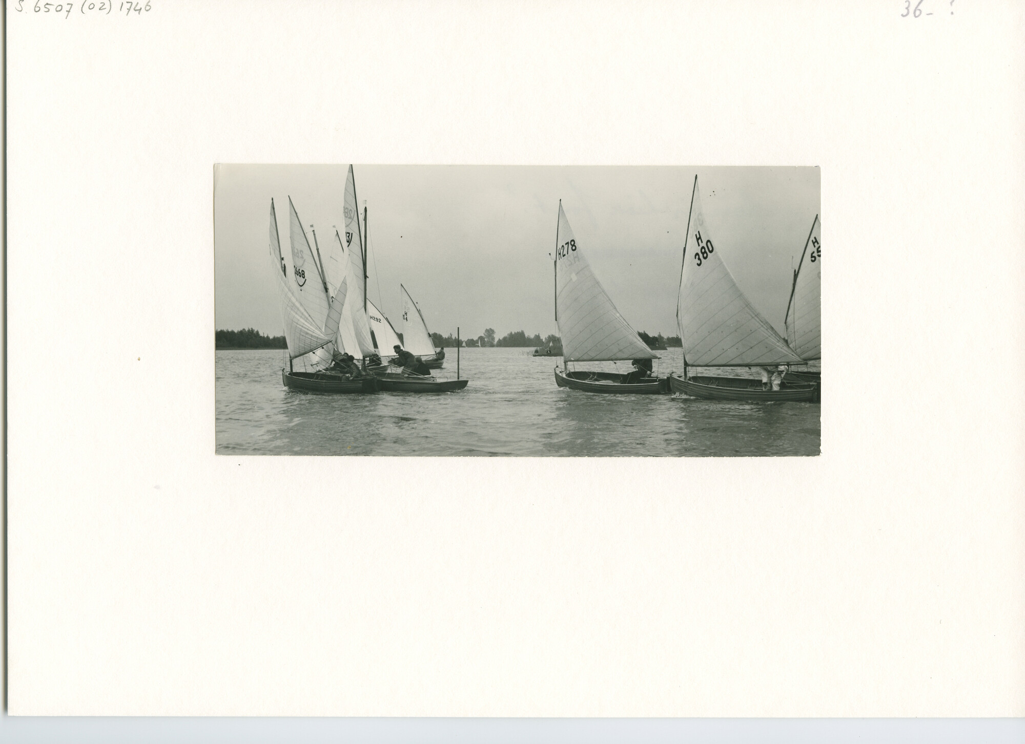 S.6507(02)1746; Zwart-wit foto van twaalfvoetsjollen ronden een merkteken op de Hillegersbergse Plas; foto