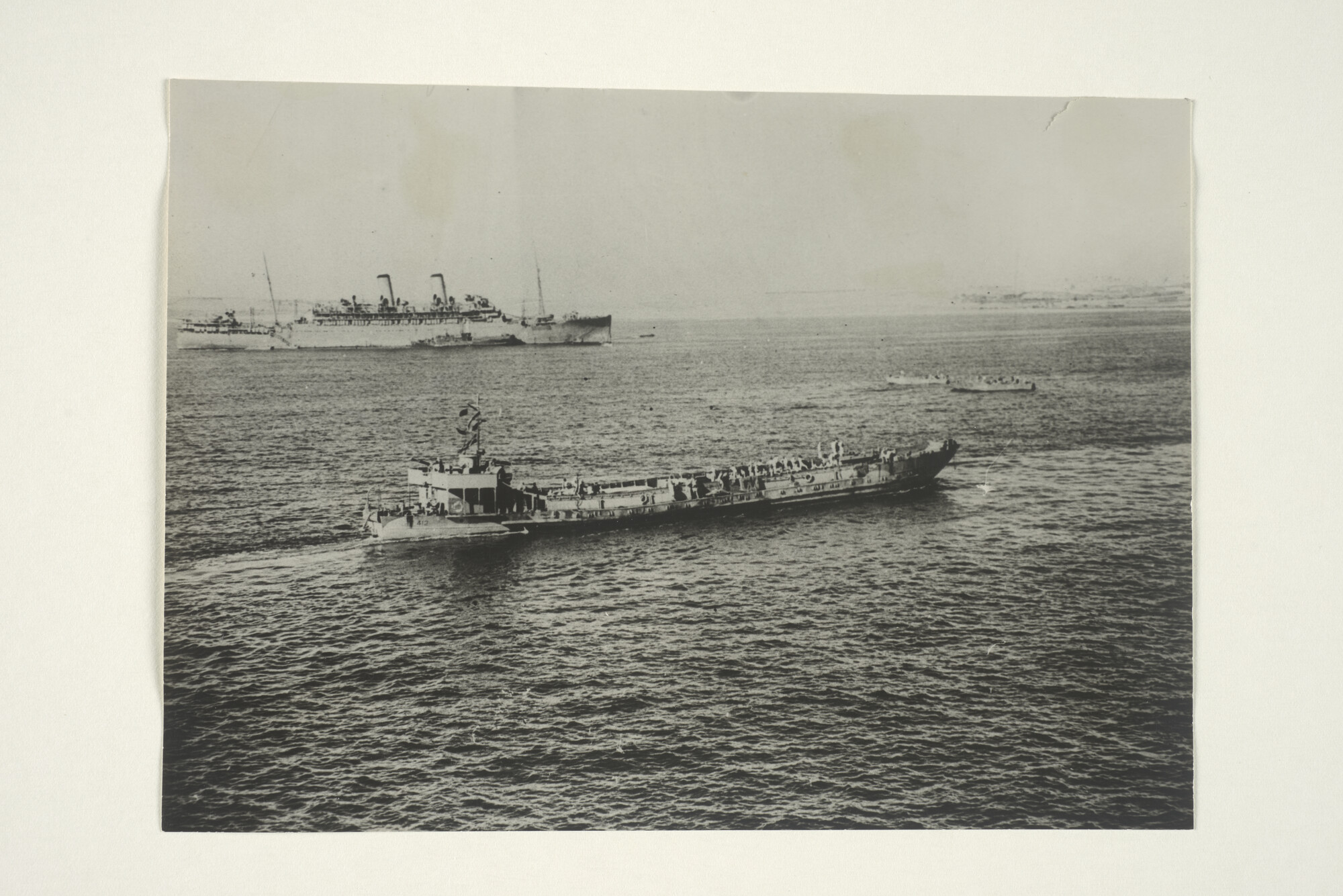 2000.3447; 'The landing at Pachino.' Een LST brengt RAF-personeel naar de wal bij Pachino tijdens de Invasie op Sicilië, juli 1943; foto