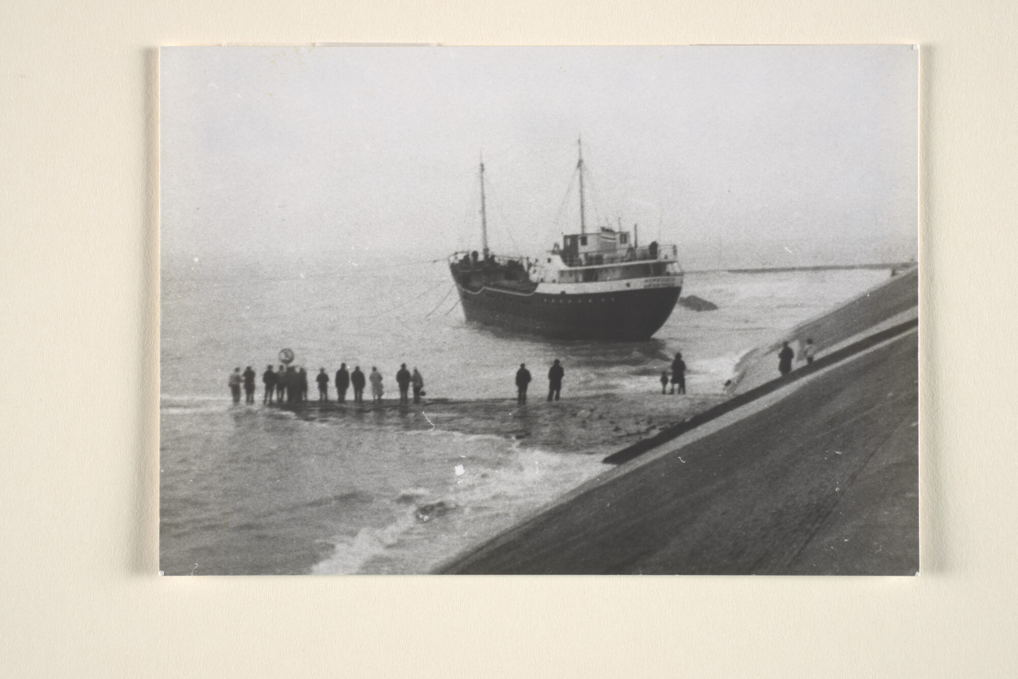 1996.2353; Stranding op de kust bij Knokke (België) van de coaster ms. 'Nomadisch' van D. & J. Kajuiter in Groningen op 13 maart 1968; foto