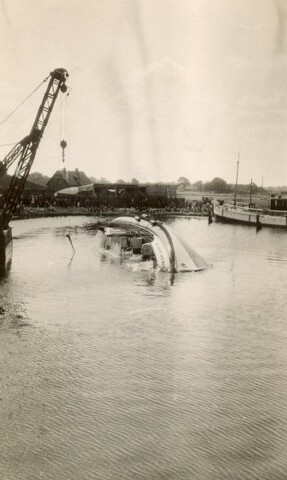 1993.6140; De eerste kantelproef van de zelfrichtende motorreddingboot Insulinde van [...]; foto