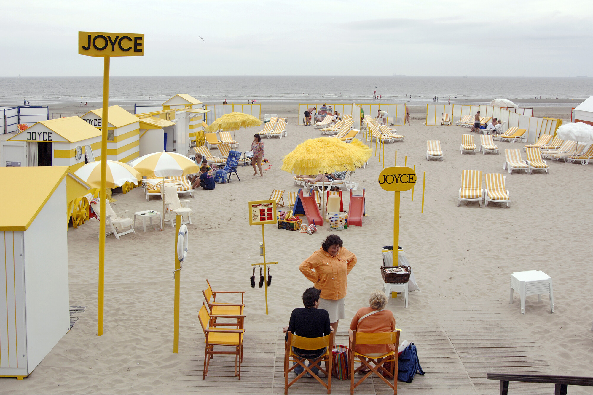 2019.0255; Kleurenfoto van strandhuisjes en -stoelen op het strand van Blankenberge, België, 2006; foto