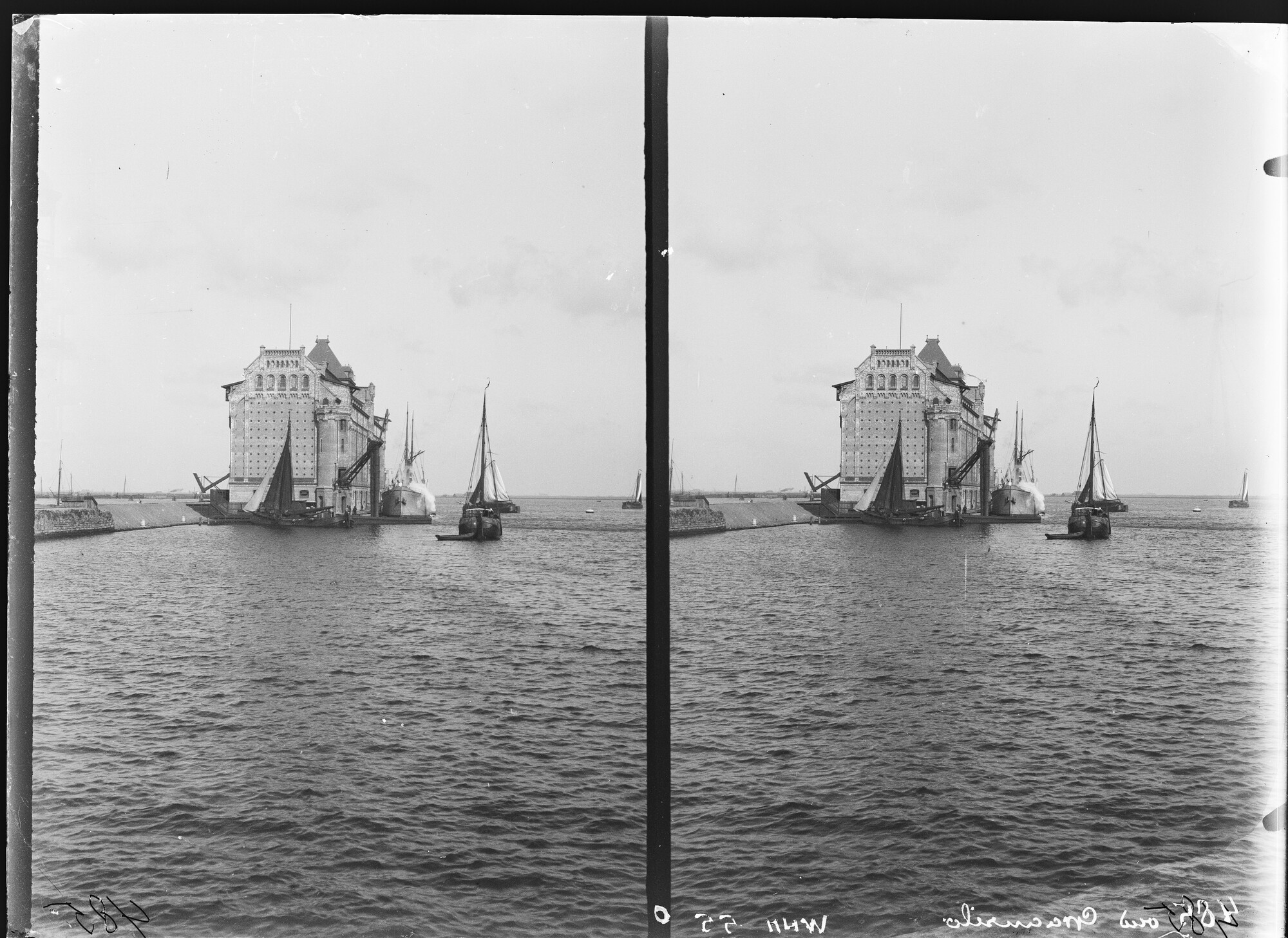 S.1156(06)121b-2; Stereonegatief van de Graansilo aan de Westerdoksdijk te Amsterdam met het 'Tijdskland' op de voorgrond; negatief