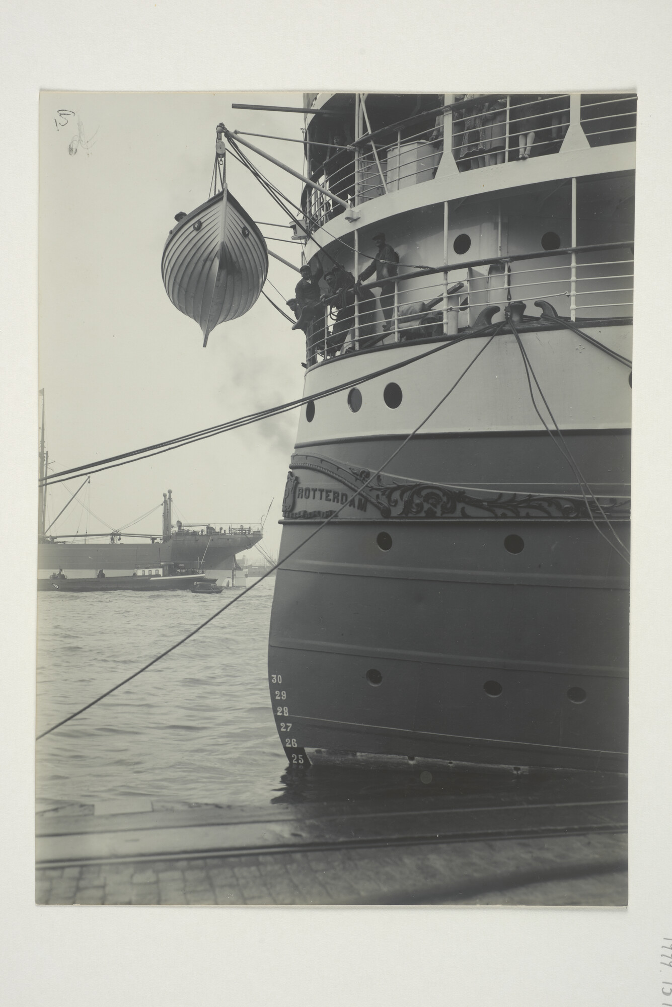 1999.1511; Zeelieden klaar voor het strijken een sloepje achterop het mailschip ms. 'Indrapoera' van de Rotterdamsche Lloyd, omstreeks 1935; foto