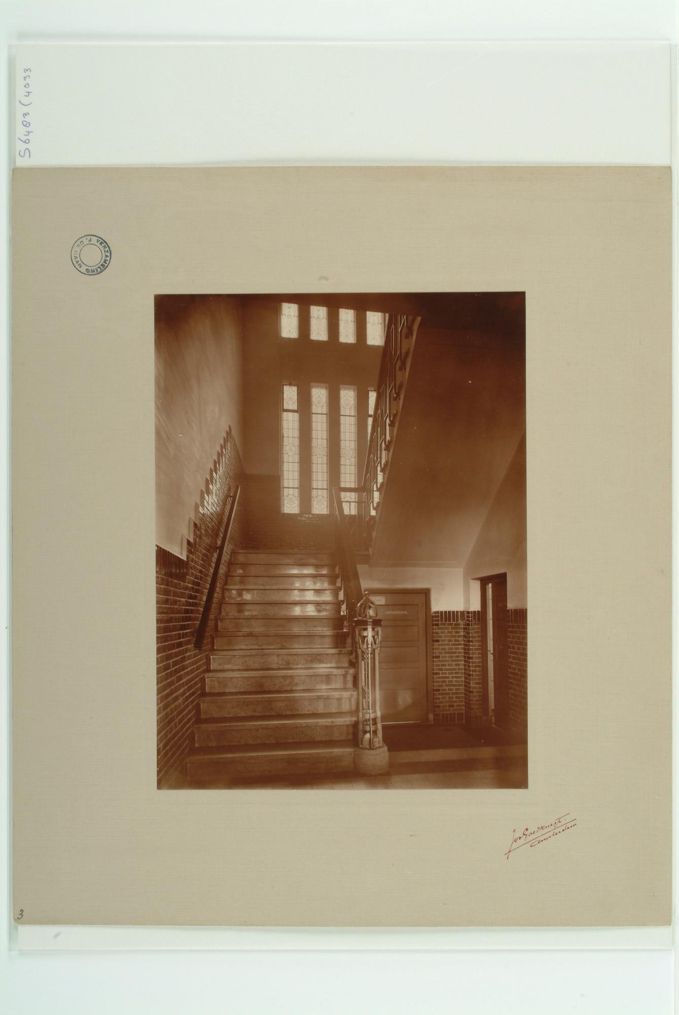 S.6483(4033); 'Een der trappenhuizen.' Dienstgebouw Oostelijke Handelskade van de Koninklijke Hollandsche Lloyd; foto