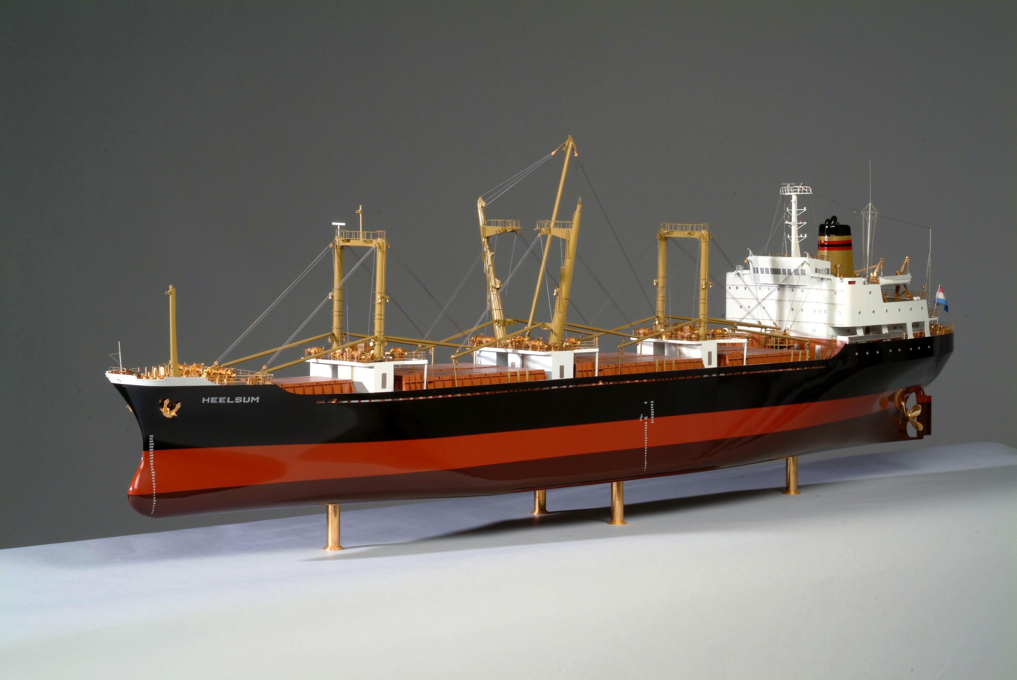 A.5714(05); Model van het vrachtschip ms. Heelsum; scheepsmodel