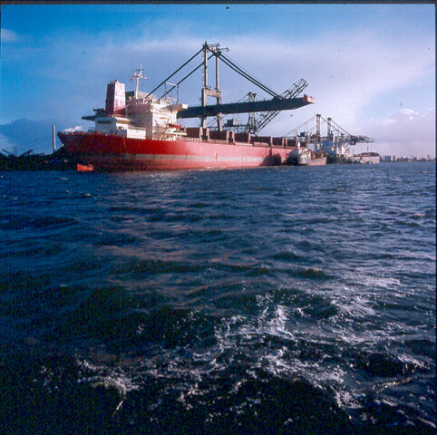 S.9100(8613); Massagoedoverlag bij de Overslag Bedrijf Amsterdam (OBA) aan de Westhaven te Amsterdam; diapositief