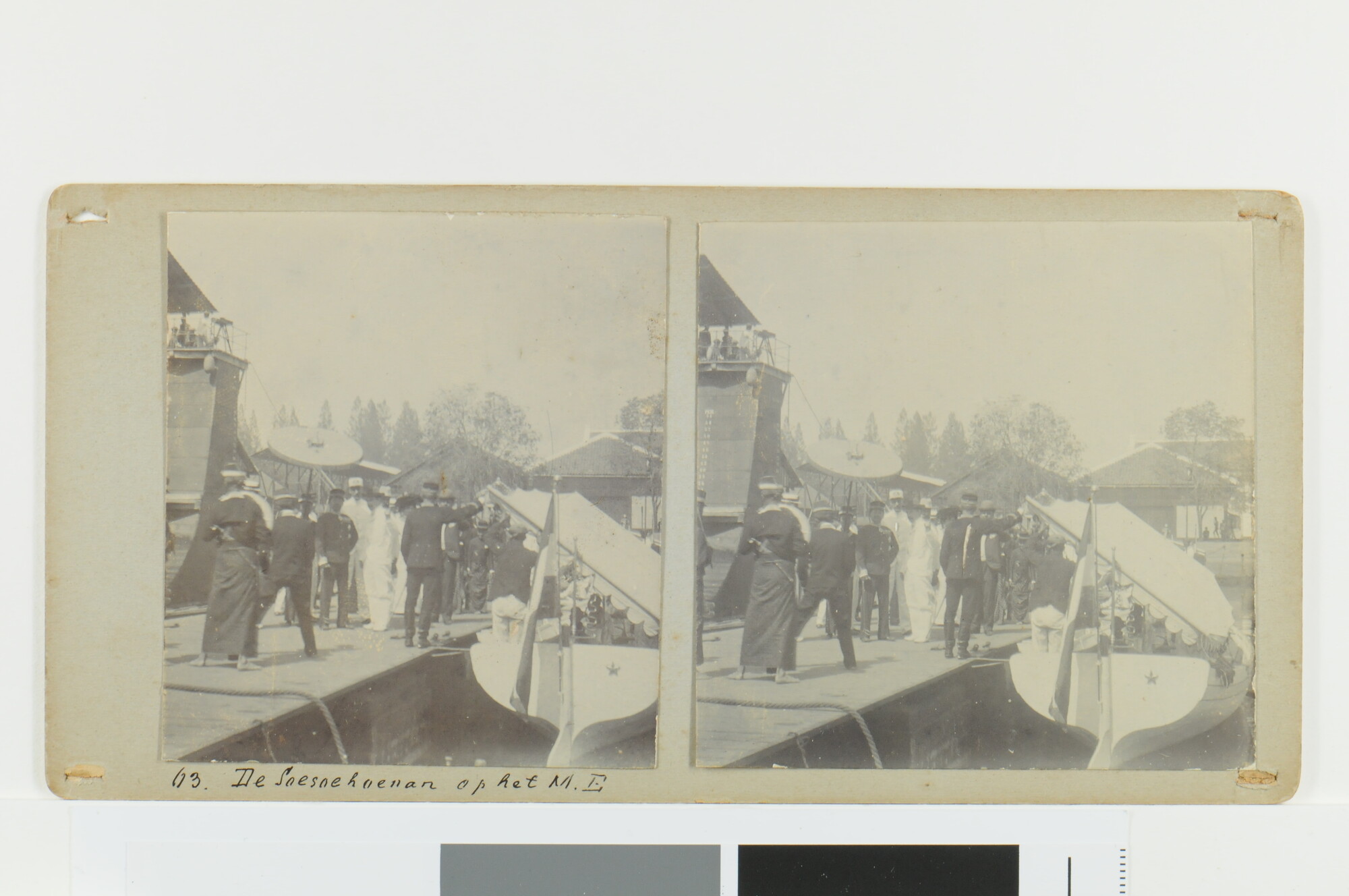 S.4834(01)41; Eén van een serie van vier stereofoto's van het bezoek van de Soesoehoenan aan het Marine Etablissement; foto