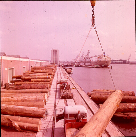 S.9100(0097); Overzicht over kade voor de loods van "Blauwhoed" in de Vlothaven; diapositief