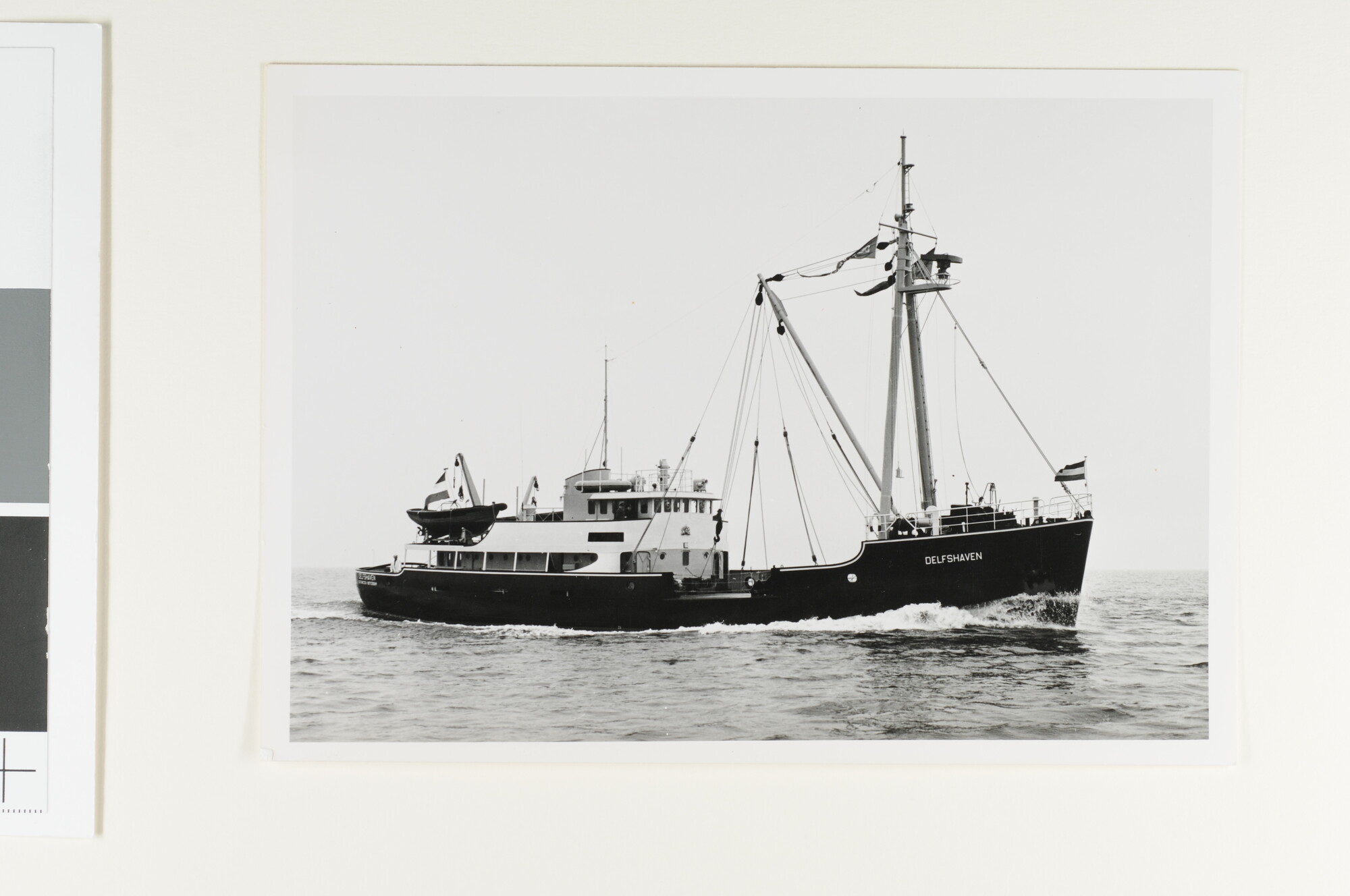 S.6408(0793); Het betonningsvaartuig ms. 'Delfshaven' op zee; foto