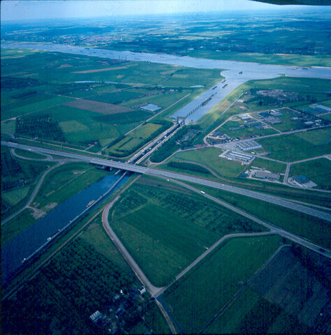 S.9100(4038); Luchtfoto Prins Bernhardsluis bij Tiel. Dia van de Waal met sluis bij Tiel; diapositief