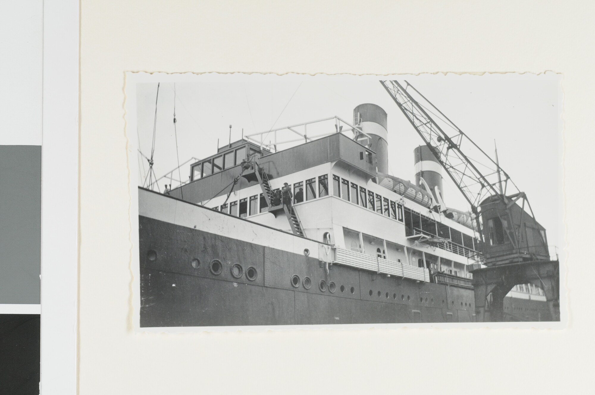 S.4380(04)563; Detailfoto van de brug en dekhuis van ss. Simon Bolivar van de KNSM; foto