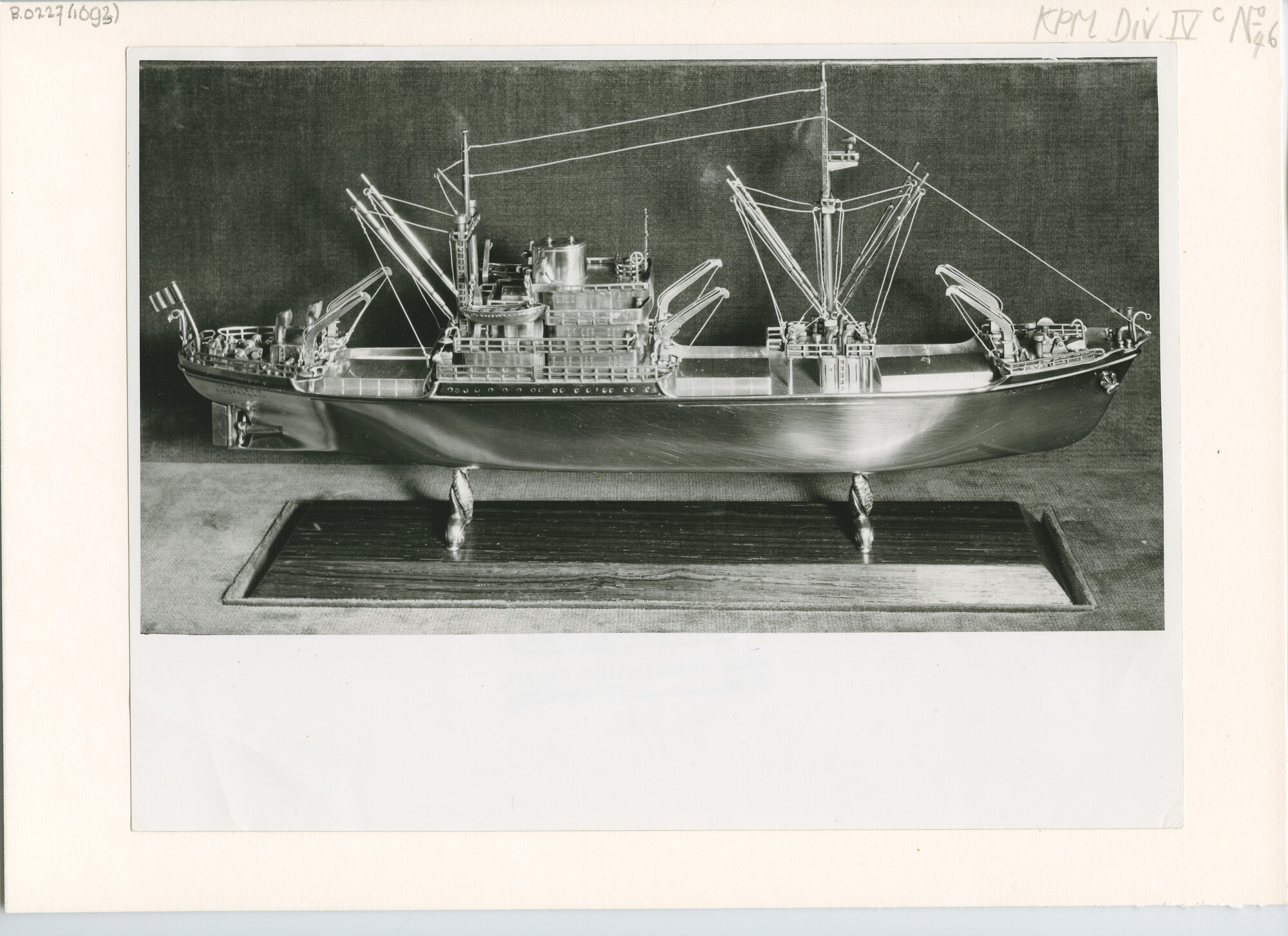B.0227(1693); foto van modelschip "van Meck"; foto