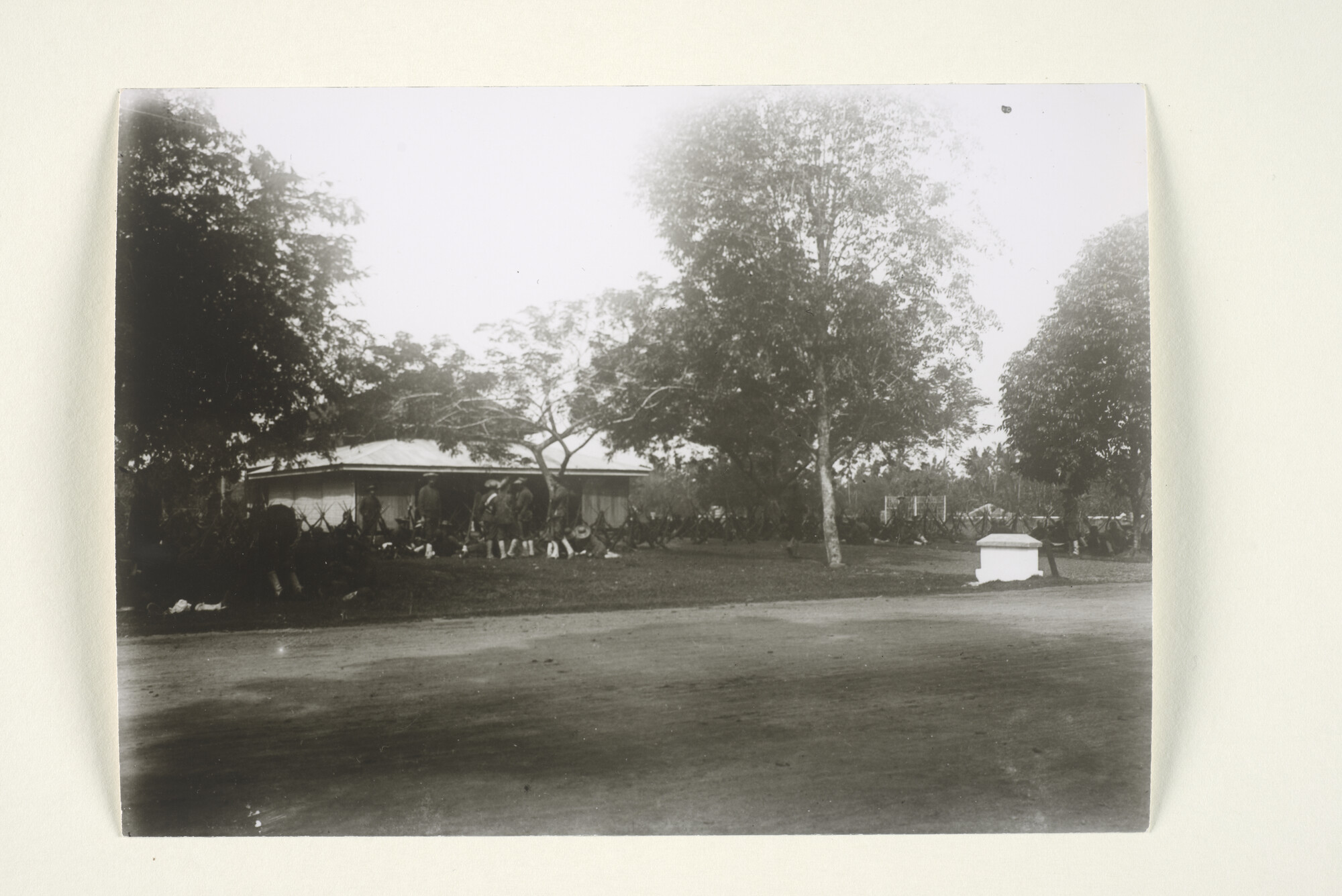 1999.1689; Reportage van de algemene vergadering, rust en zwempartij van de landingsdivisie te Ampenan (Lombok) in mei 1912; fotoreportage