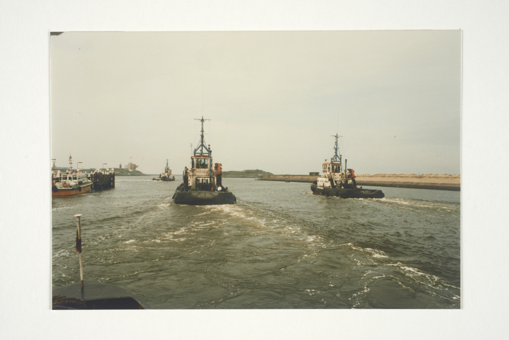 2001.1688; Passage van de sluis in IJmuiden en protest voor de sluizen tijdens de [...]; fotoreportage