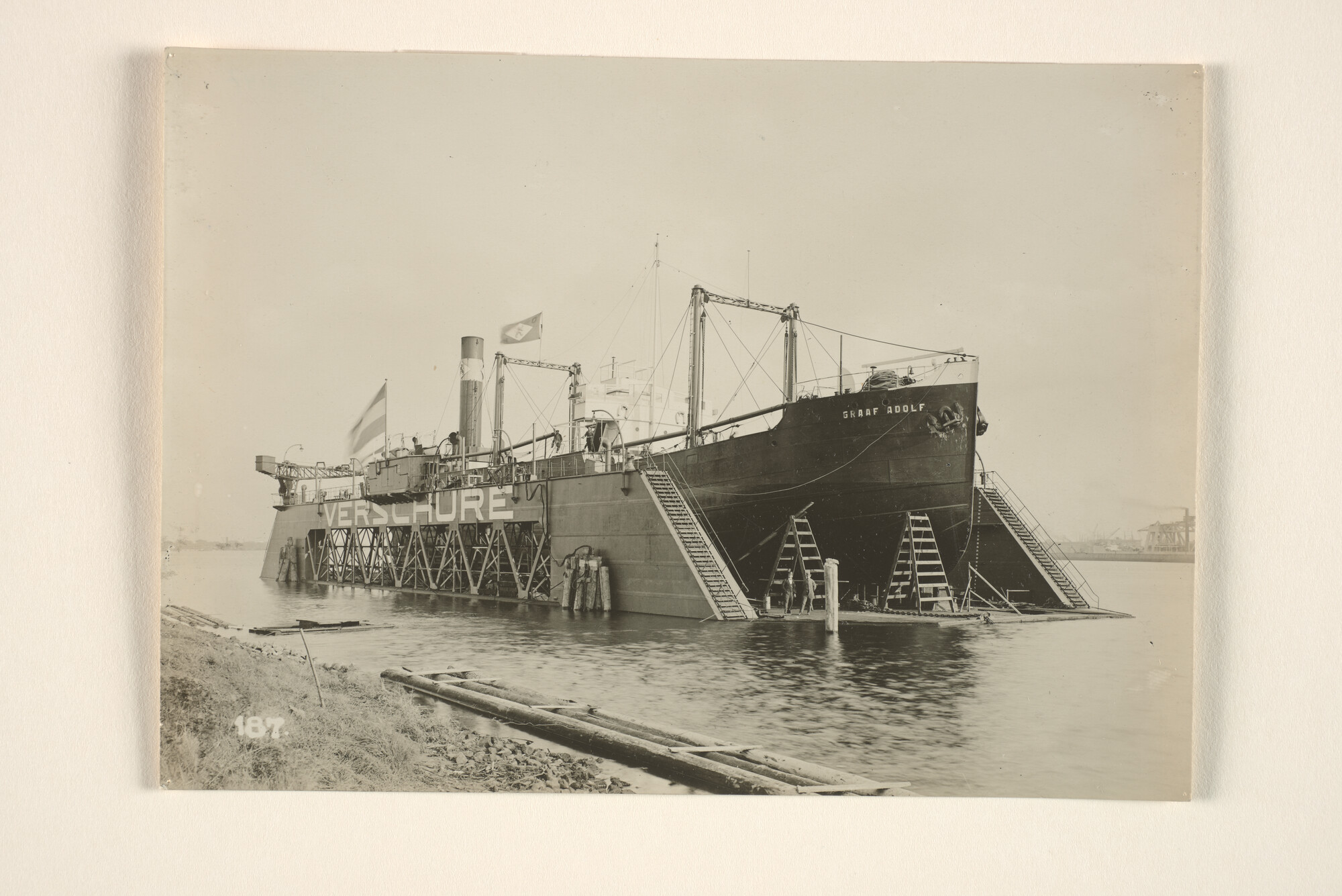 1996.3147; Het vrachtschip ss. Graaf Adolf van Scheepvaart Maatschappij Oranje Nassau [...]; foto