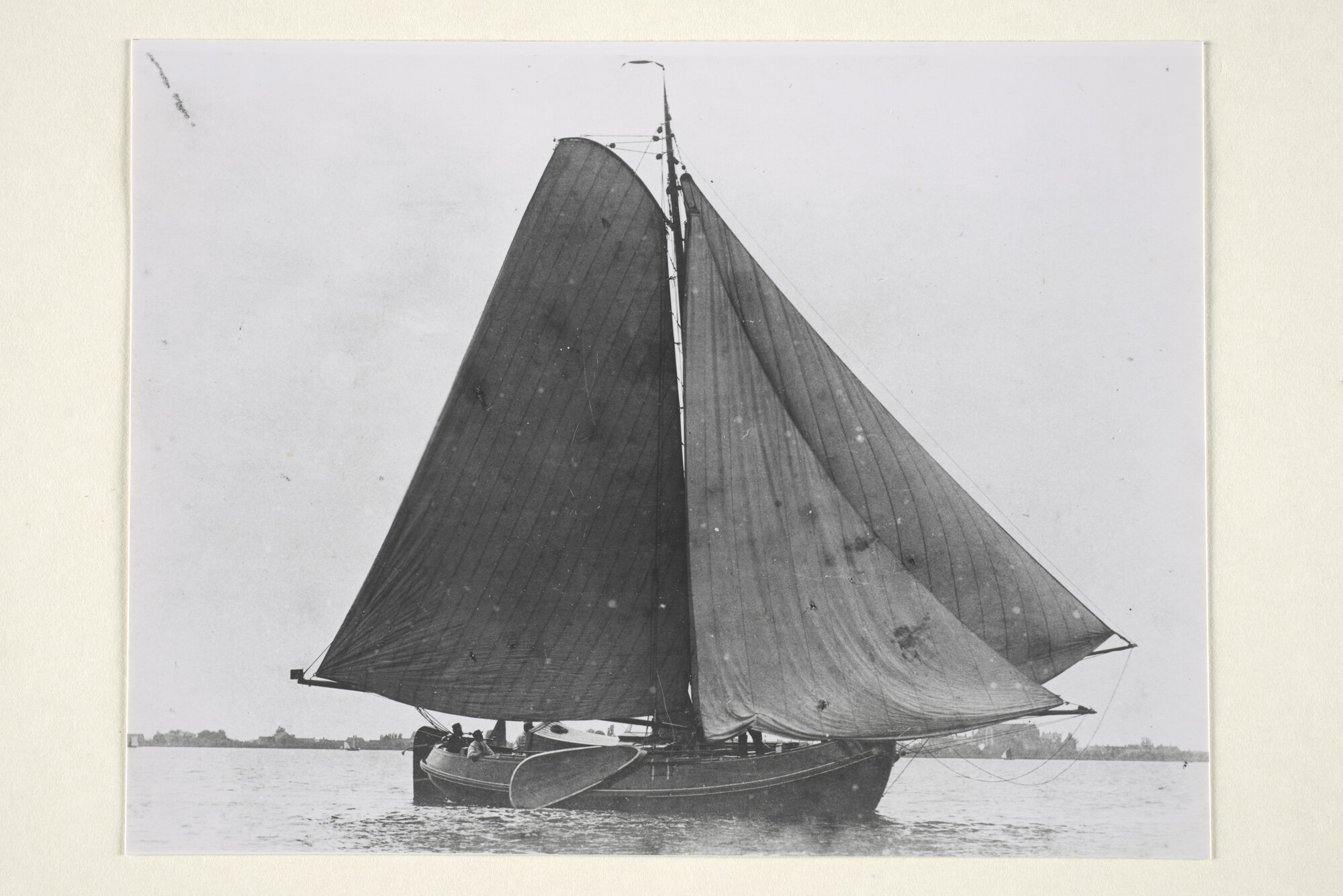 1997.1847; een boeier onder vol zeil varende op het Brasemermeer, 1892; foto