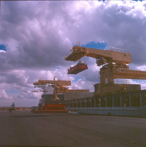 S.9100(8392); Dia van de Zweedse bulkcarrier Alida Ghorton bij de Combi Terminal in [...]; diapositief