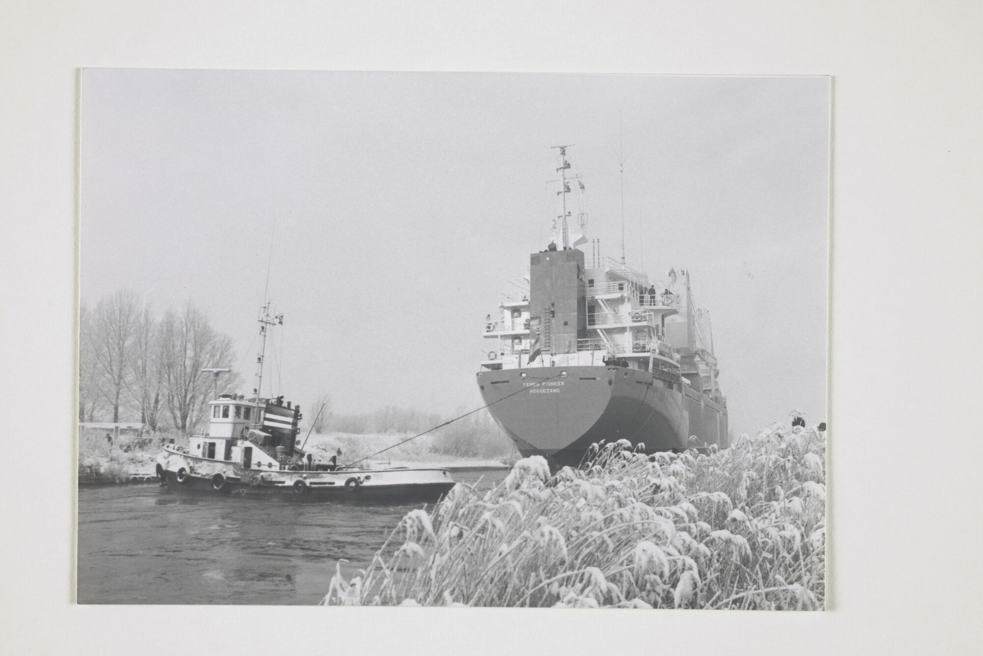 2000.1874; Het vrachtschip ms. Yemen Pioneer van de Yemen Gulf Line (Holland) vertrekt [...]; foto